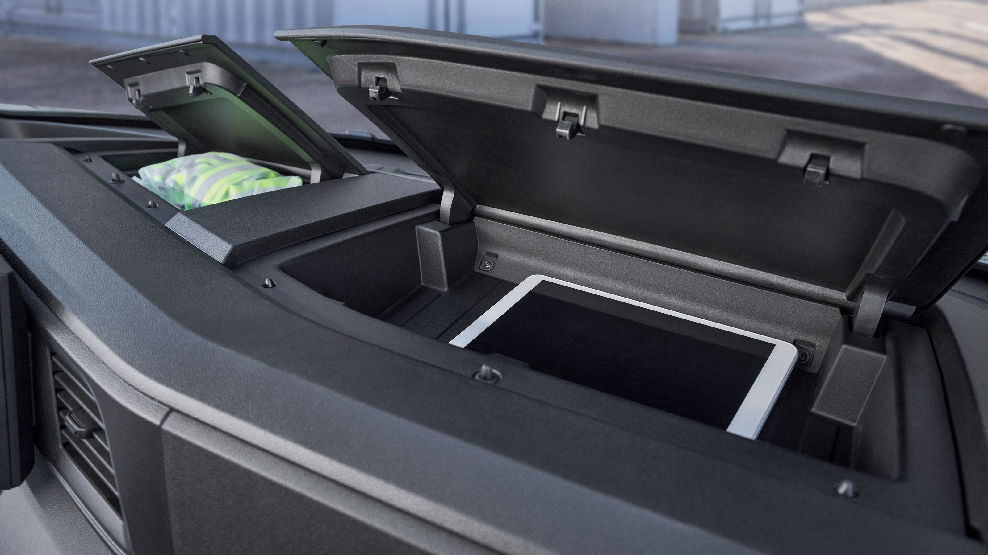 2024 Nissan Interstar - dash-top storage