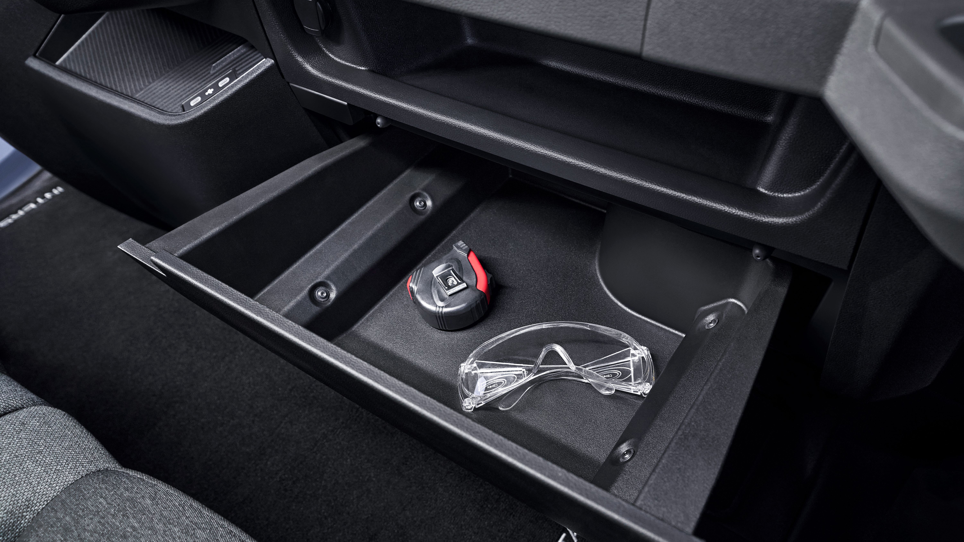 2024 Nissan Interstar - glovebox