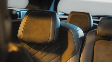Peugeot E-5008 - headrests