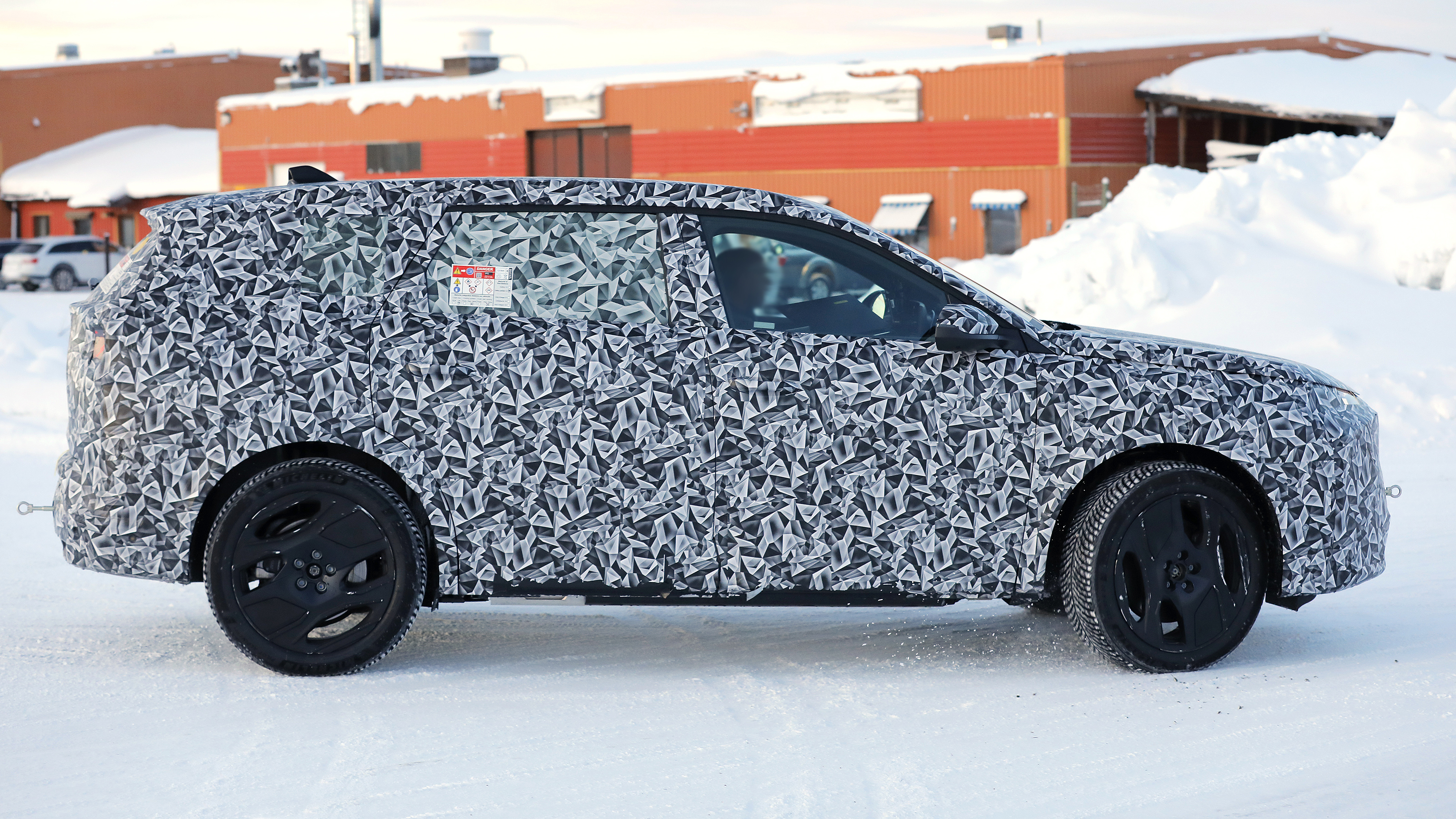 Peugeot E-5008 (camouflaged) - side