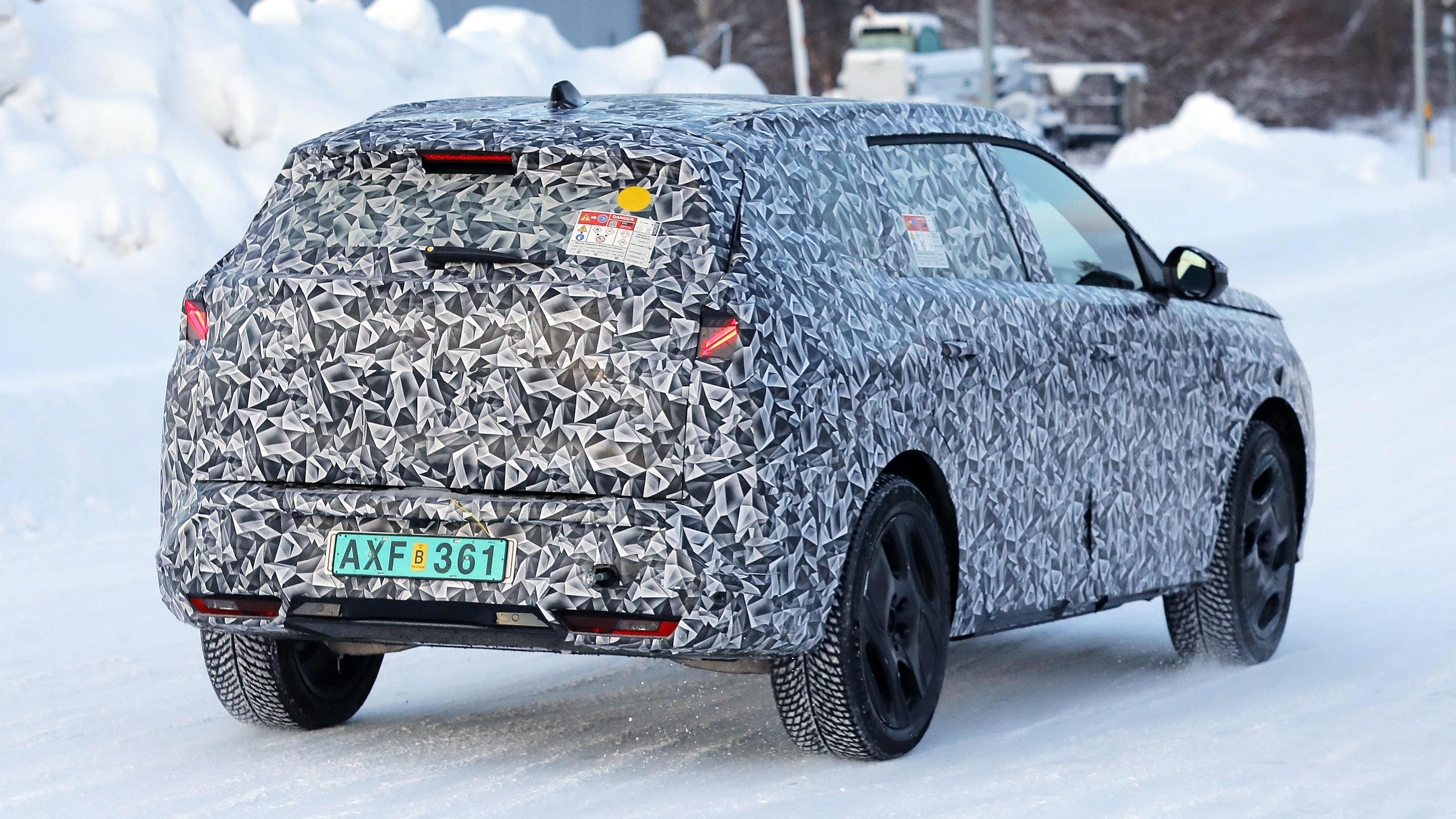Peugeot E-5008 (camouflaged) - rear 3/4