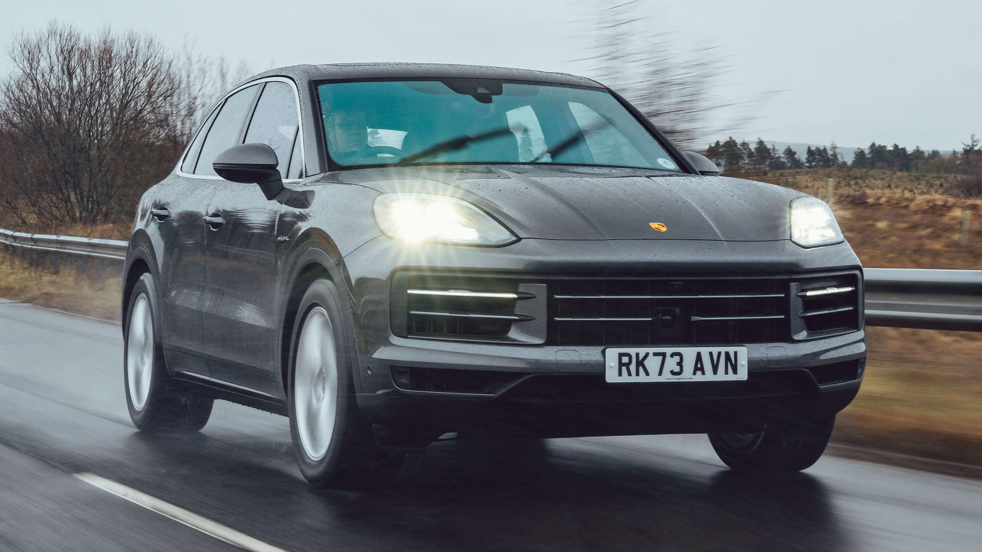 Porsche Cayenne E-Hybrid 2024 UK - front