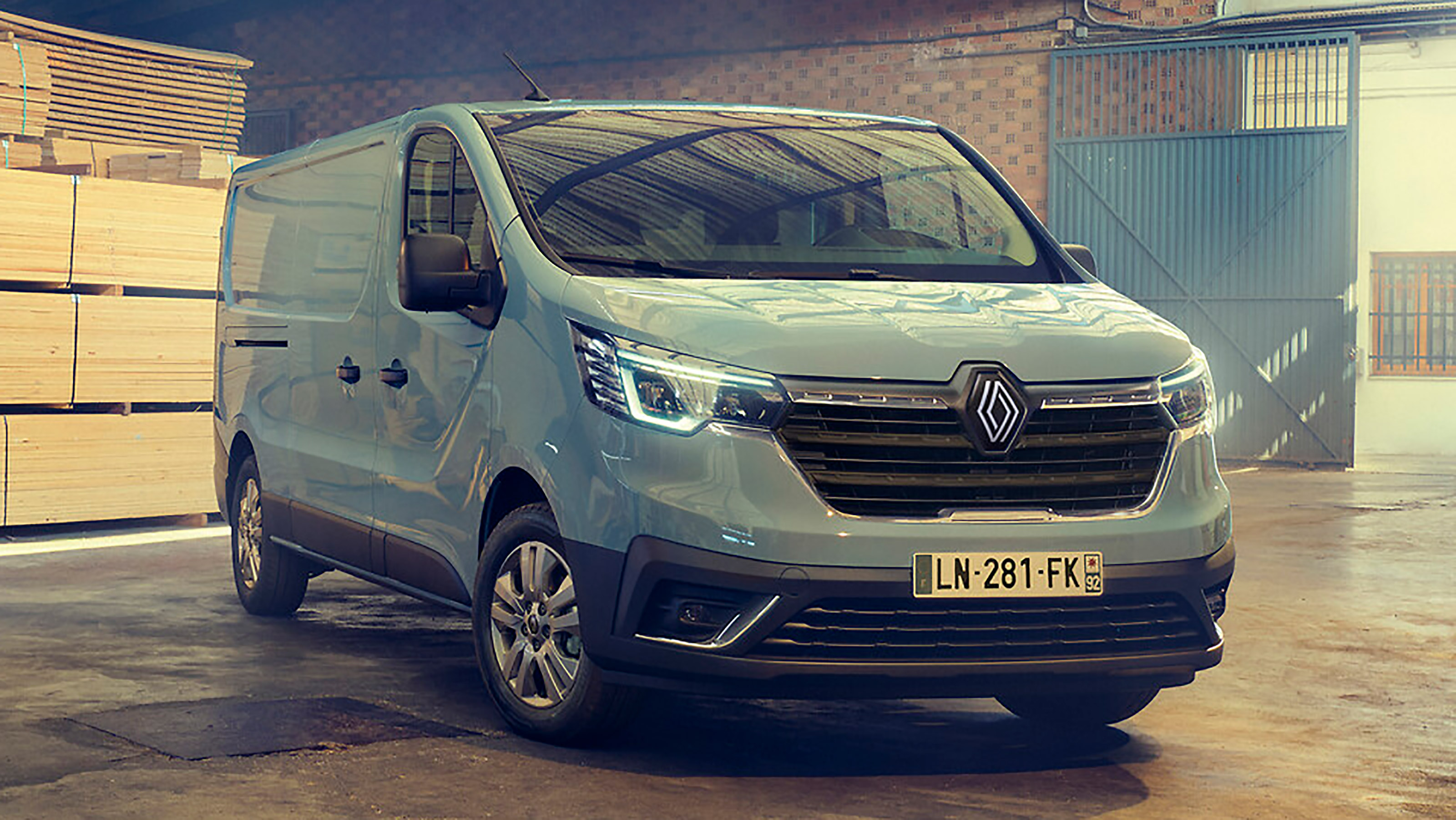 Renault Trafic E-Tech - front 