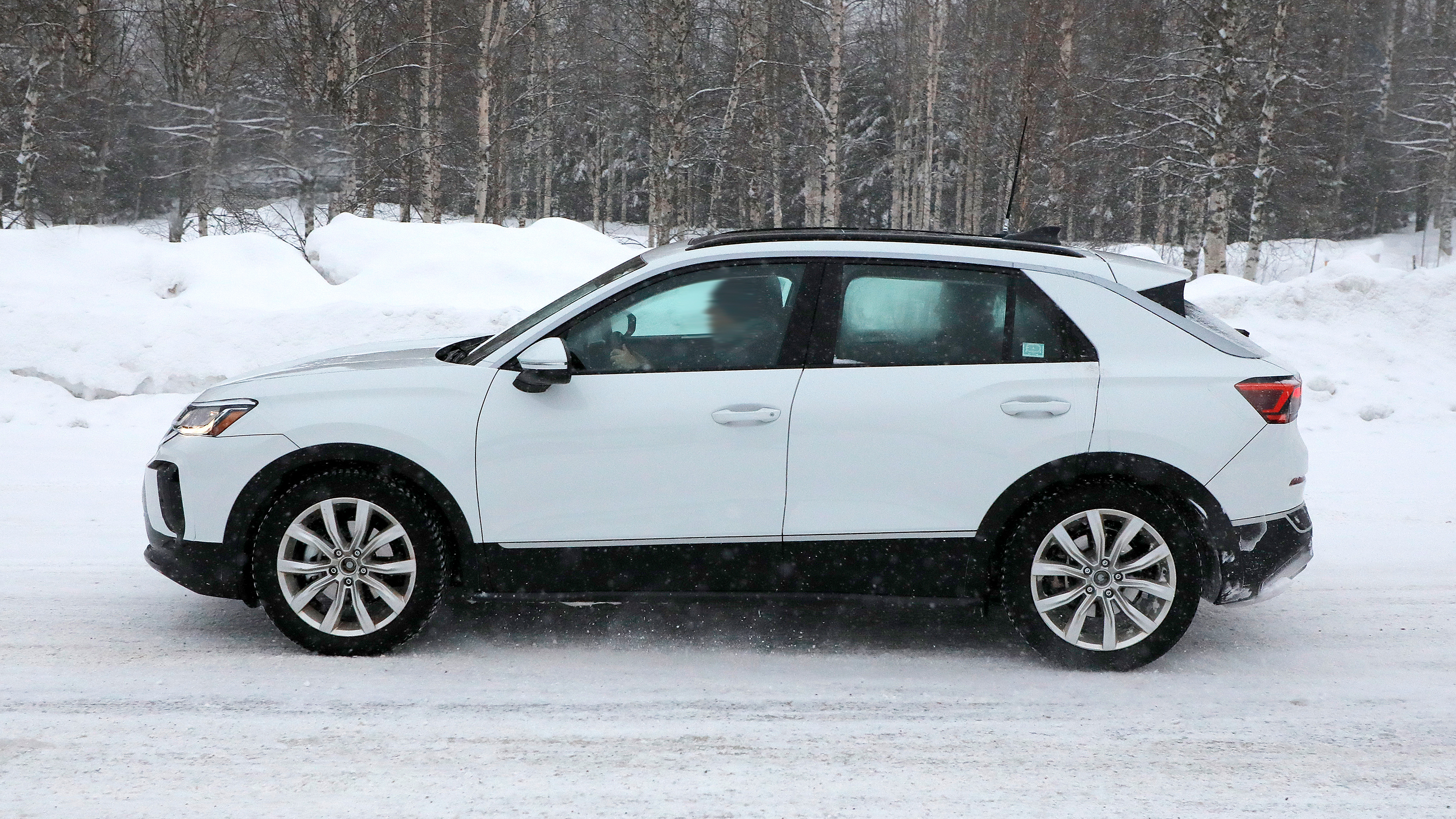 New Volkswagen T-Roc - side 