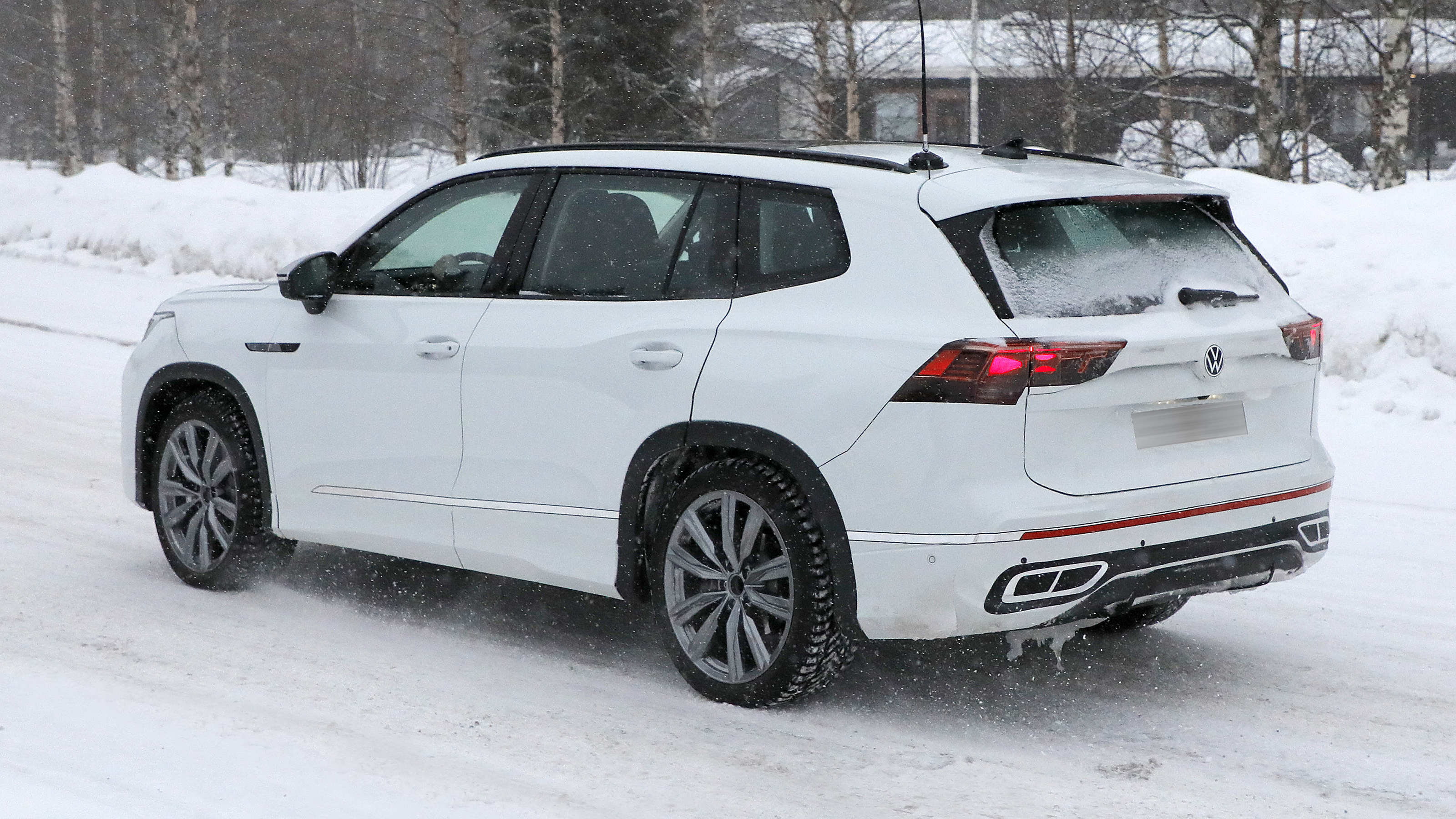 Volkswagen Tayron (camouflaged) - rear 3/4 action