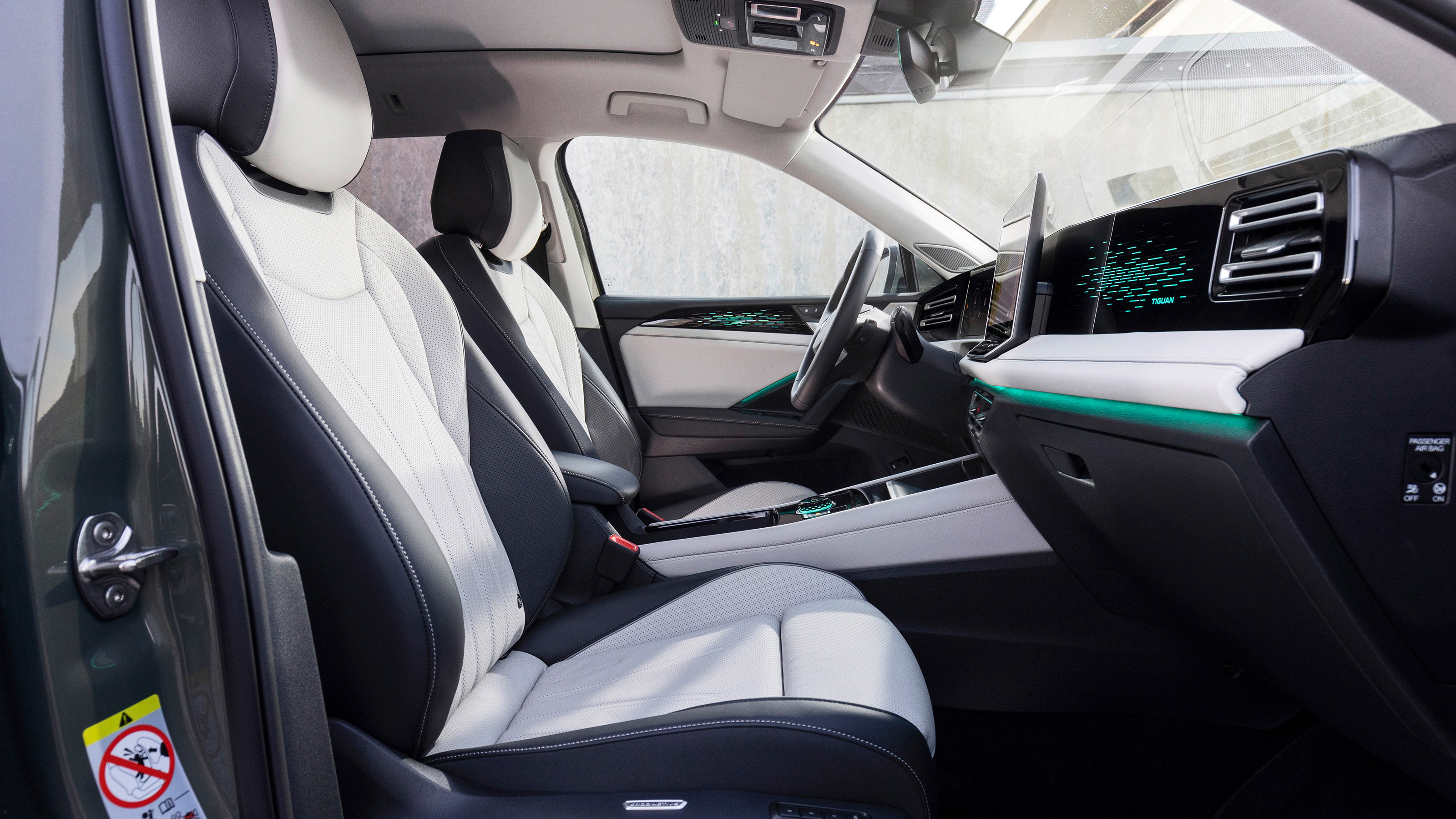 Volkswagen Tiguan - front seats