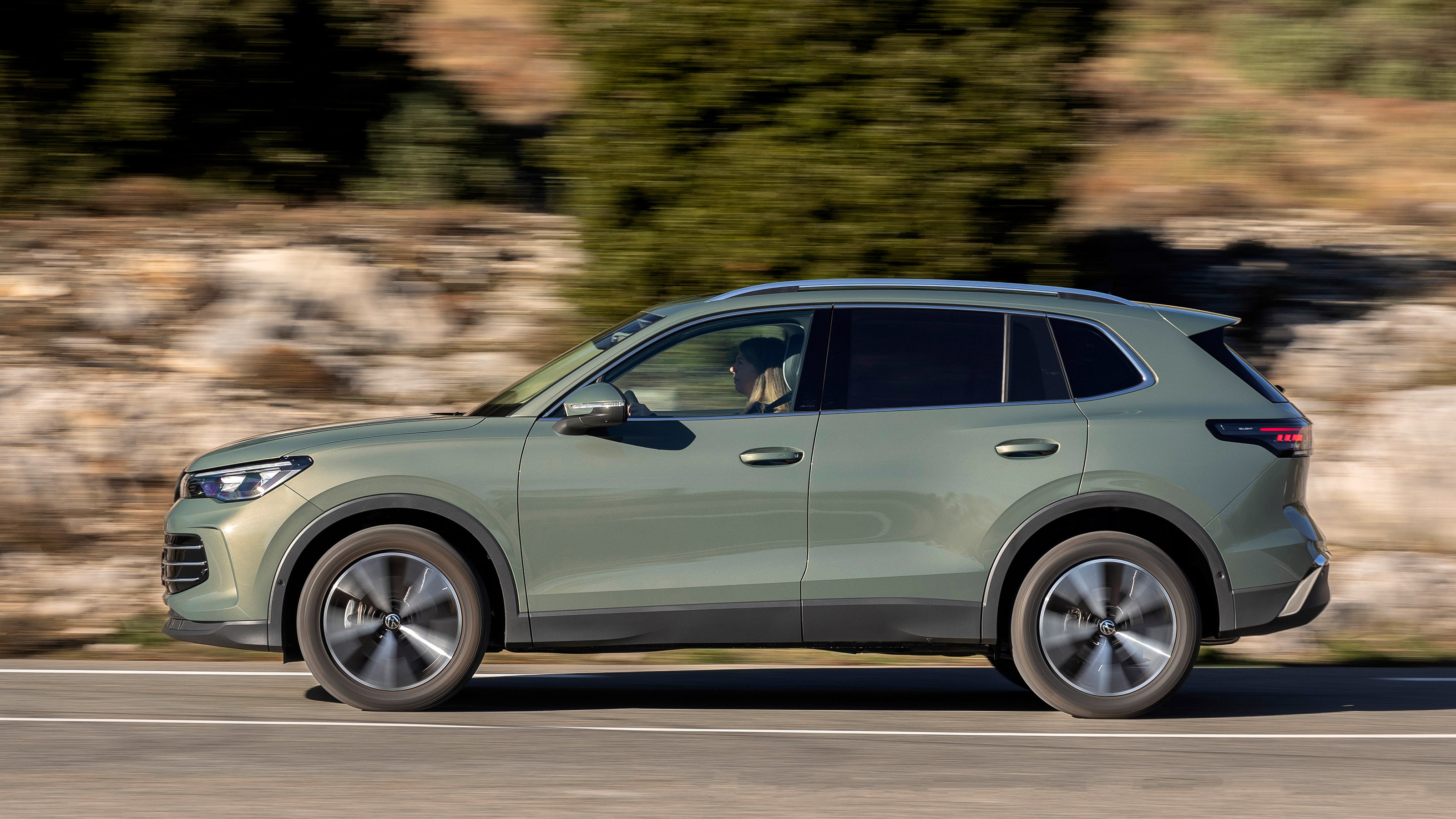 Volkswagen Tiguan - side