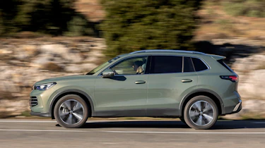 Volkswagen Tiguan - side