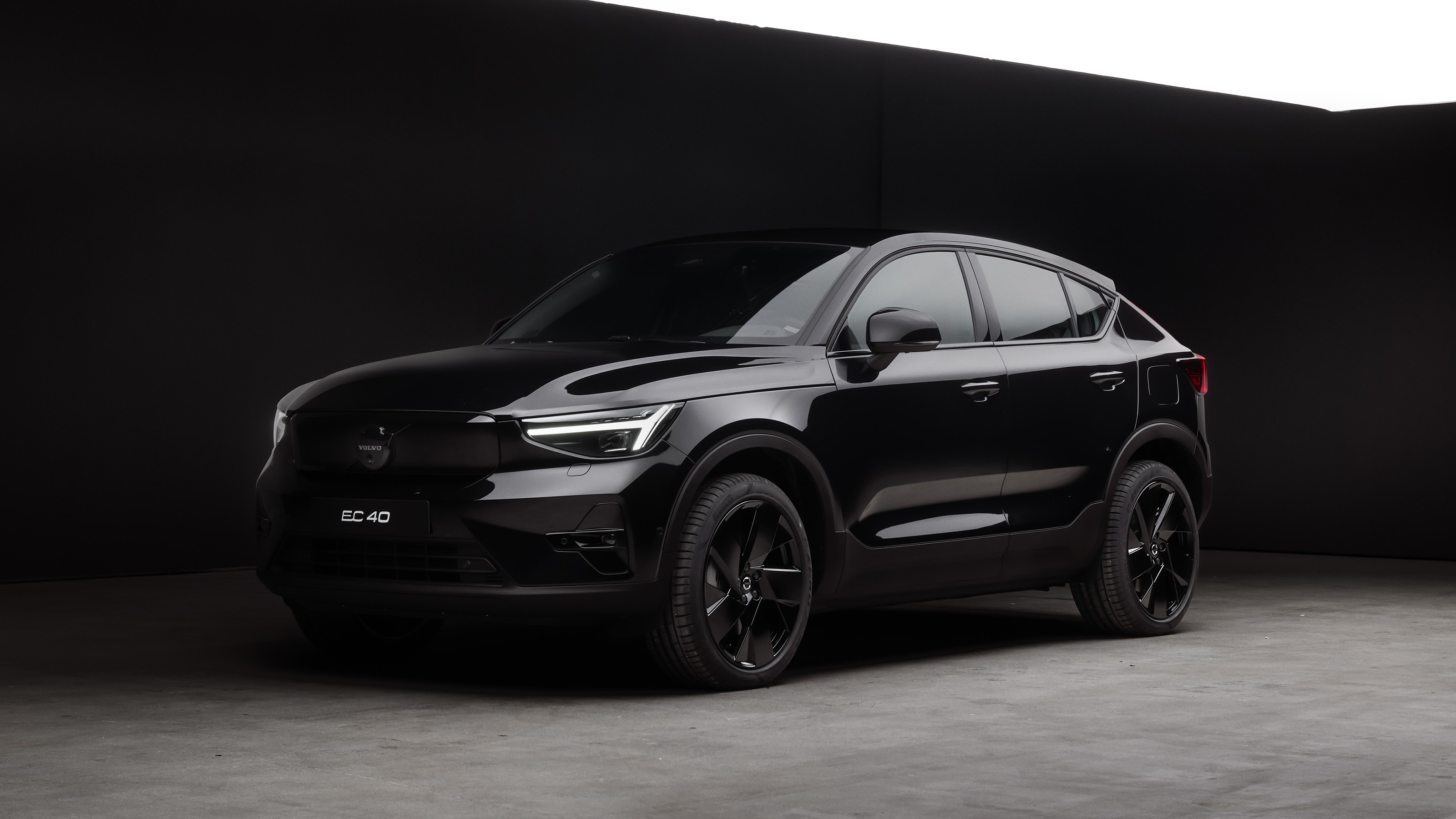 Volvo EC40 Black Edition - front 
