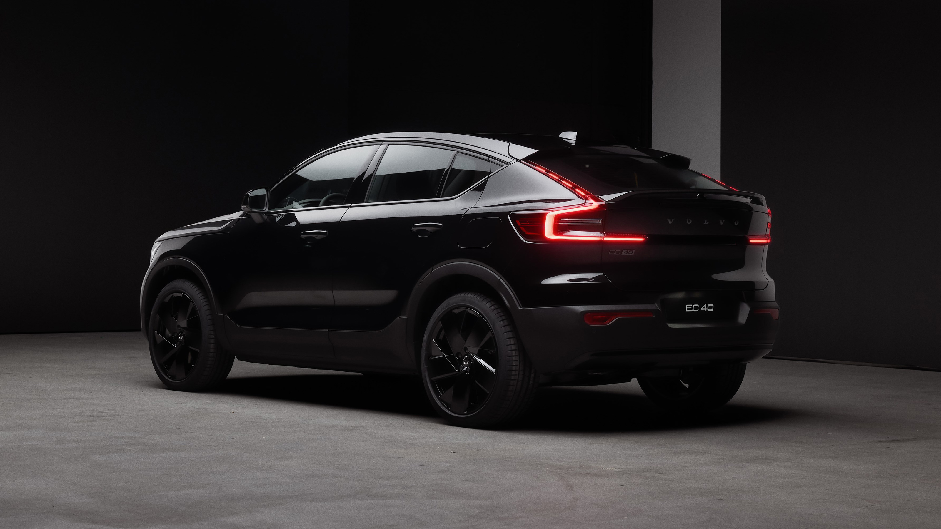 Volvo EC40 Black Edition - rear