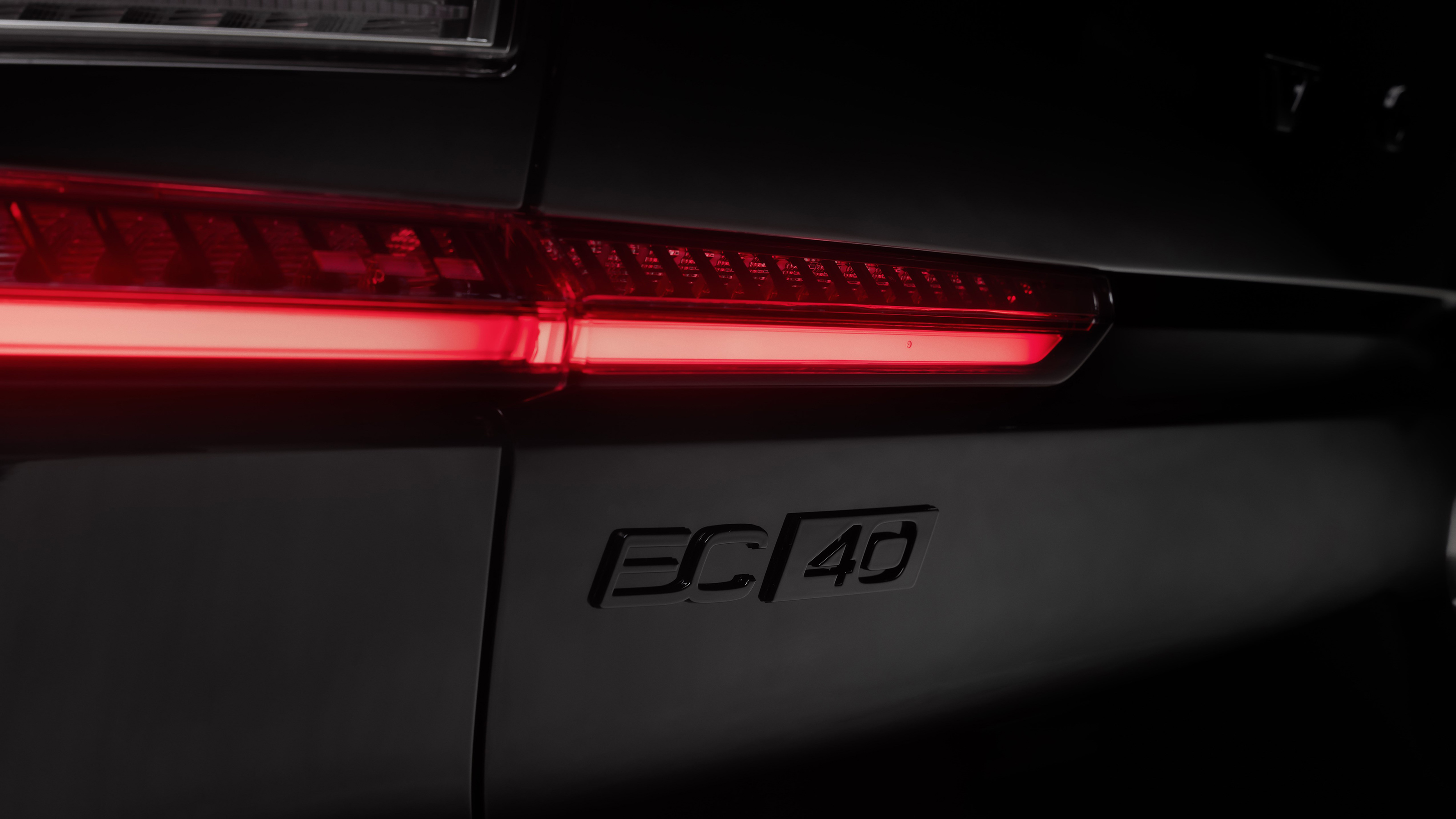 Volvo EC40 Black Edition - badge 