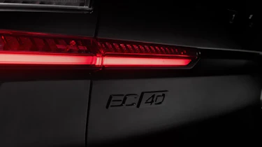 Volvo EC40 Black Edition - badge