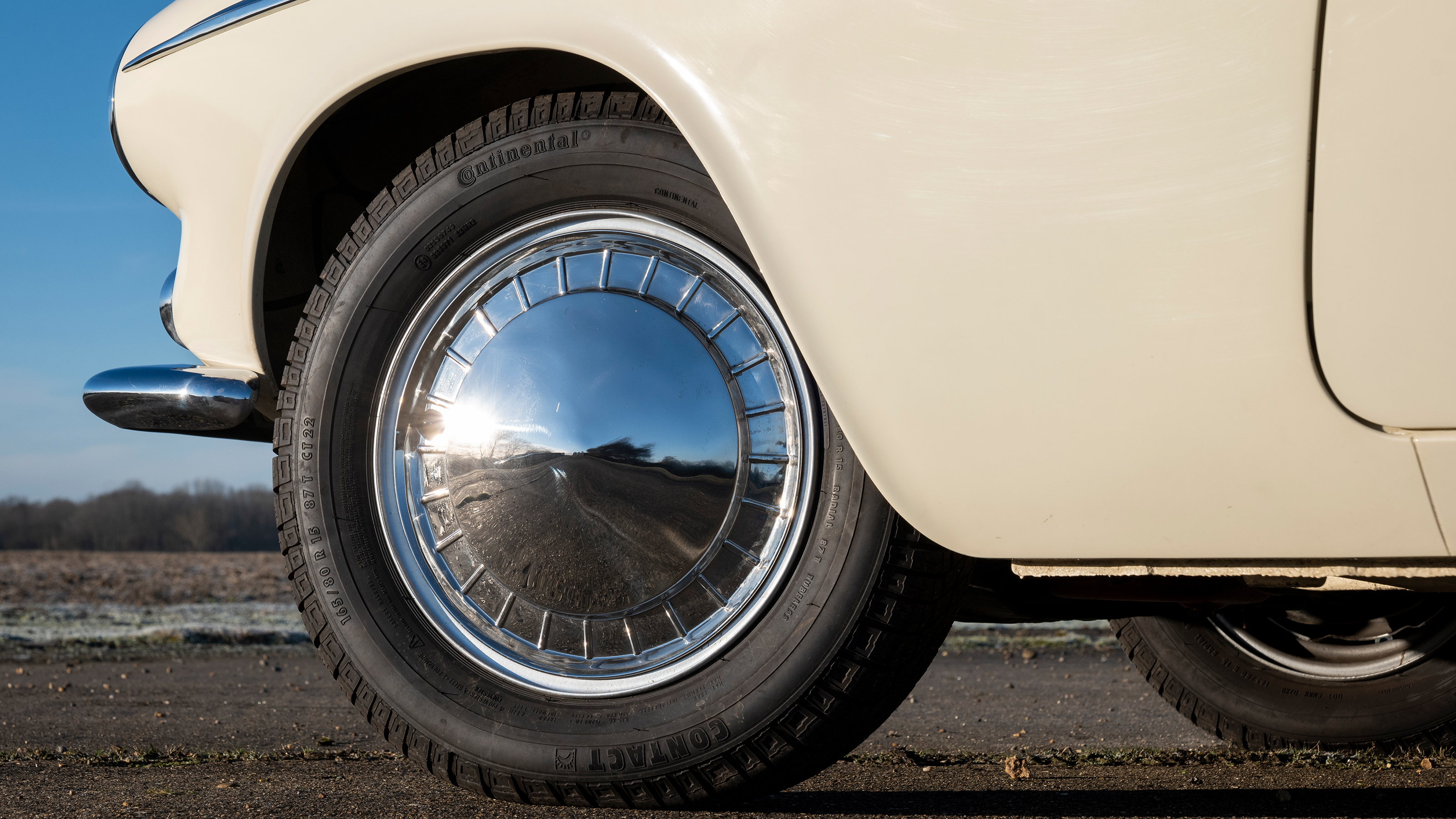 Volvo P1800 - wheel