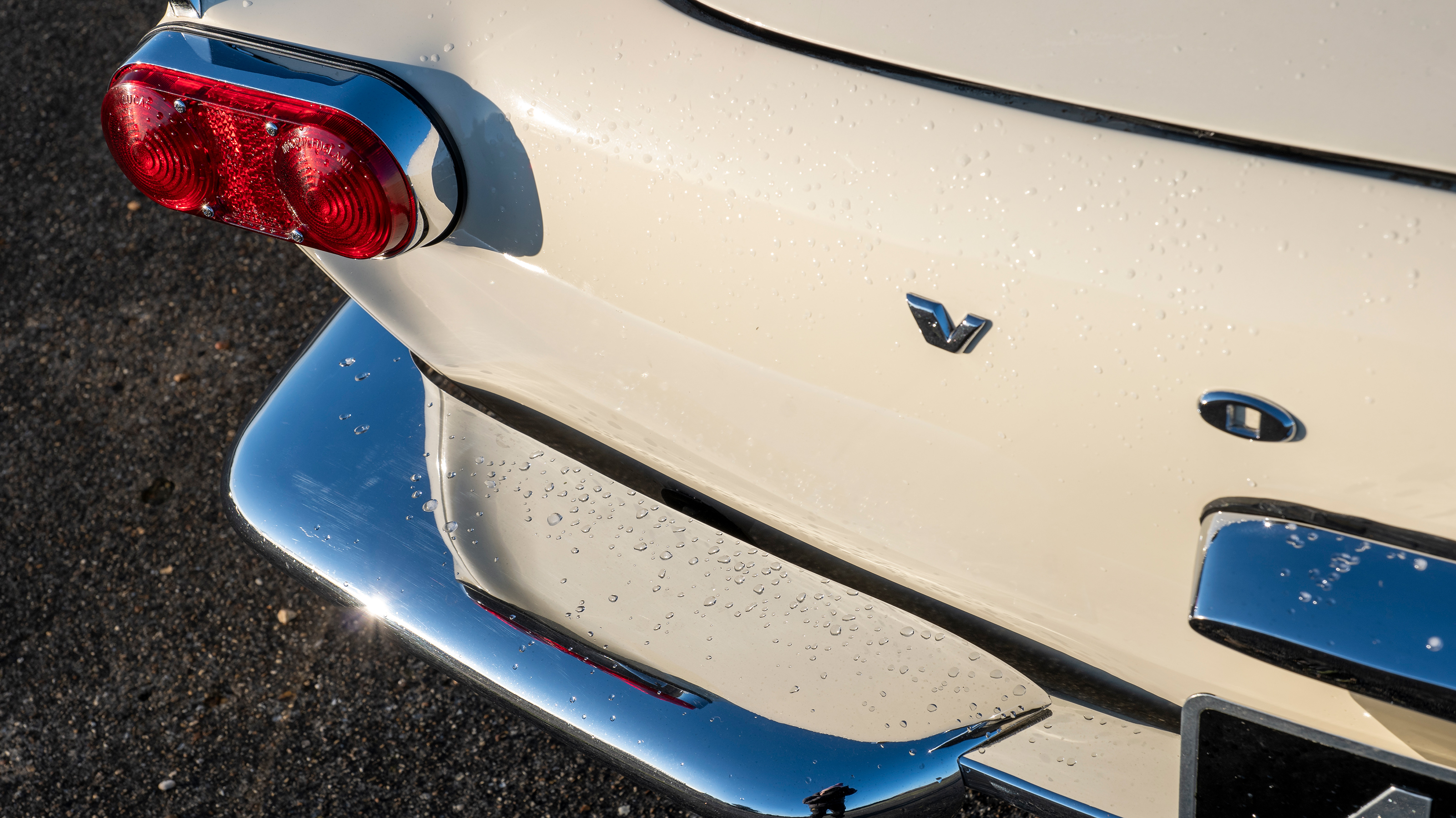 Volvo P1800 - bumper and tail light