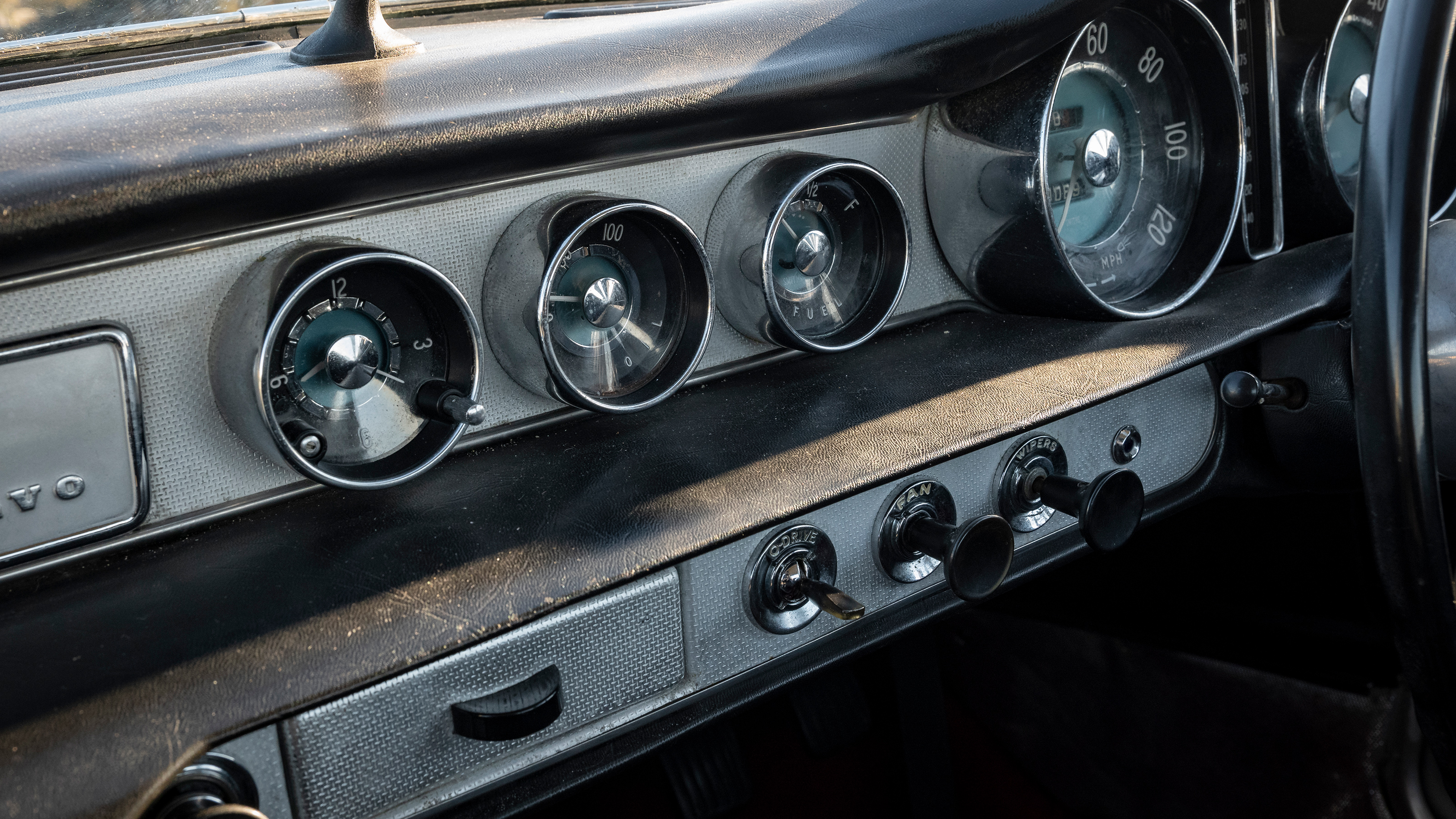 Volvo P1800 - centre dials