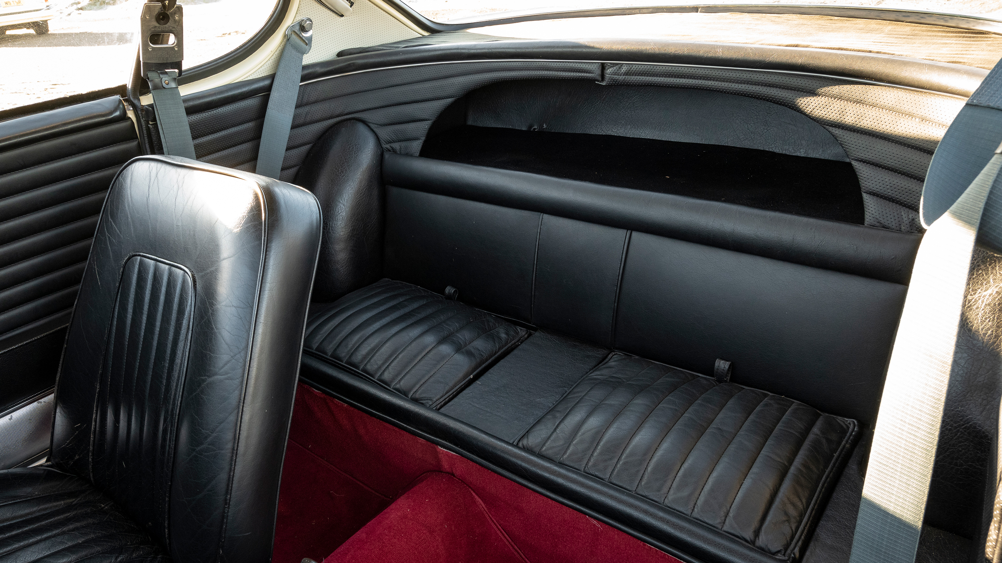 Volvo P1800 - back seat