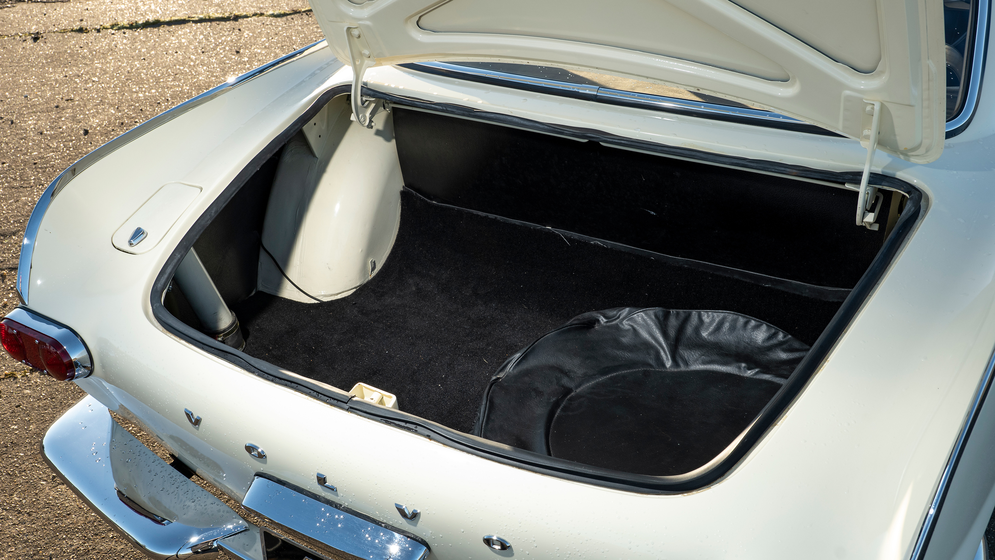 Volvo P1800 - boot