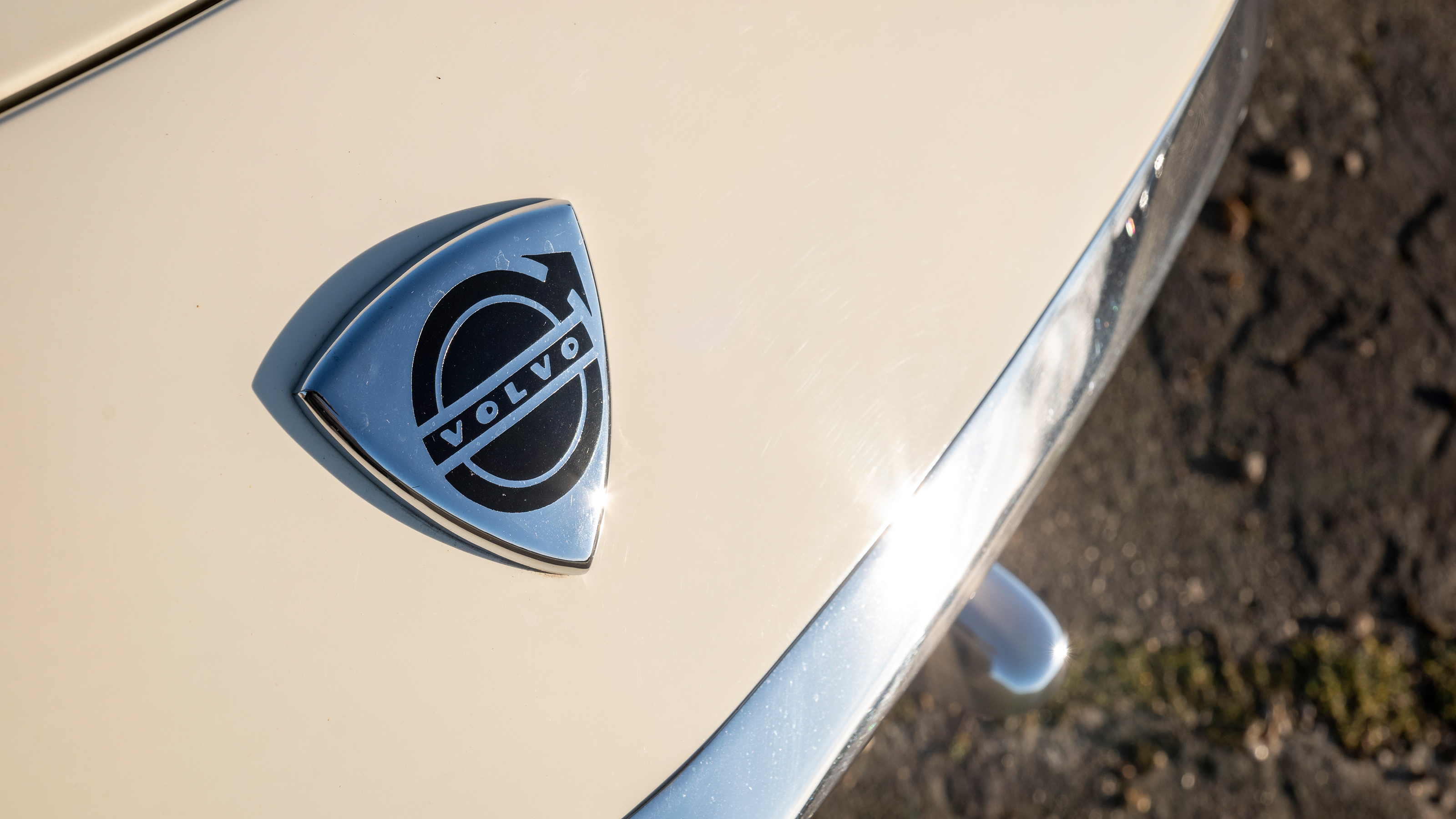 Volvo P1800 - bonnet badge