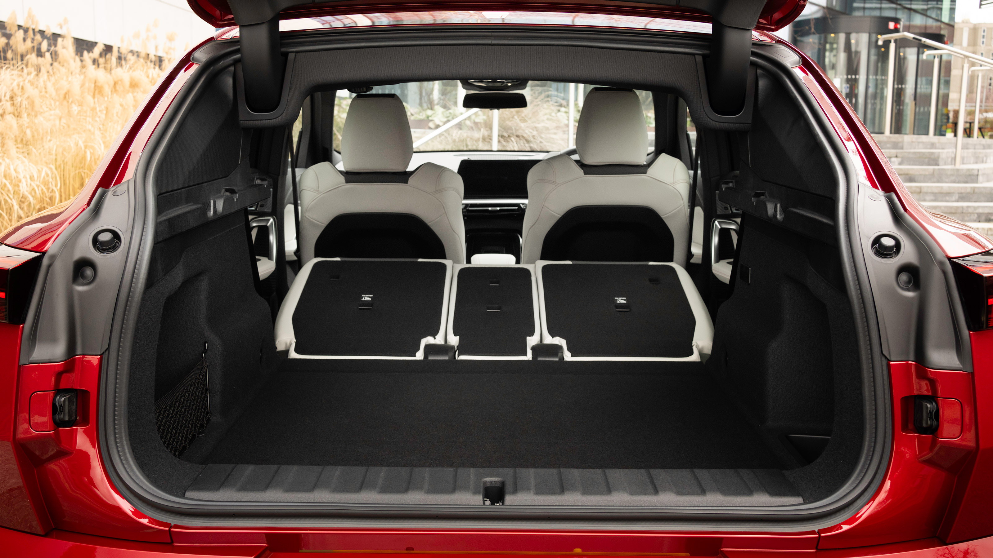 BMW iX2 xDrive30 M Sport - boot seats down