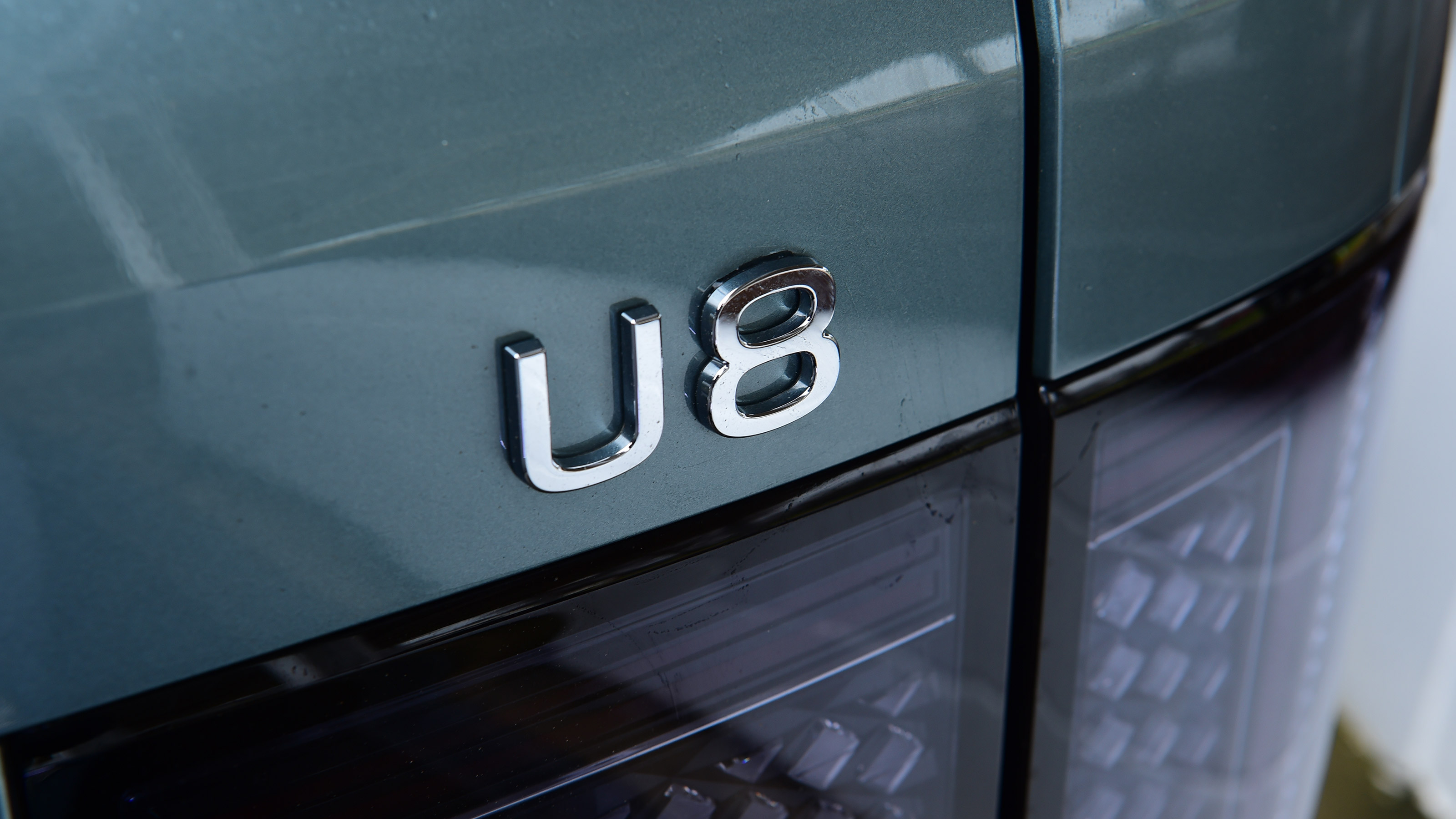 Yangwang U8 - U8 badge