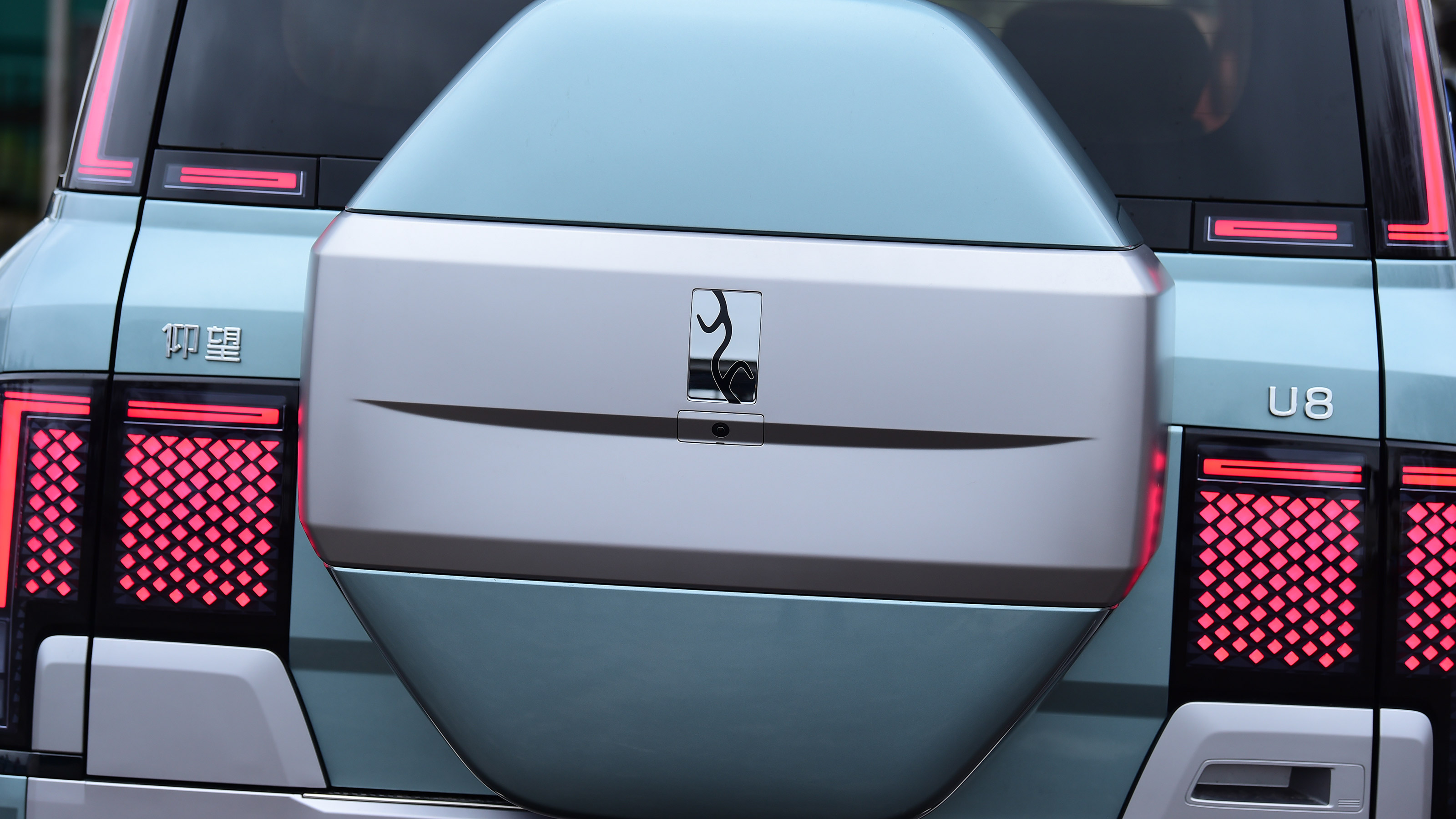 Yangwang U8 - spare wheel