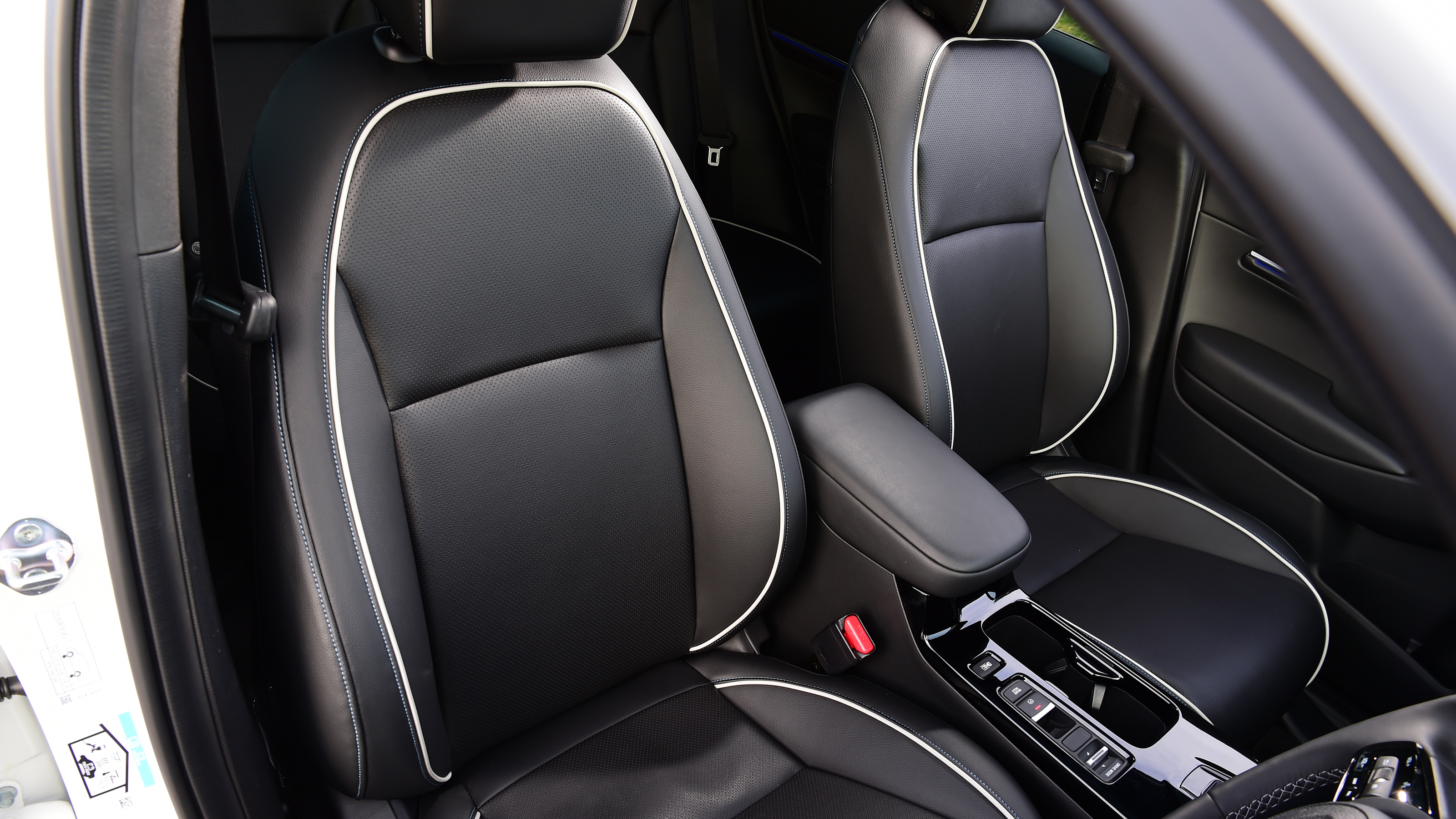 Honda e:Ny1 vs Hyundai Kona Electric - Honda e:Ny1 front seats 