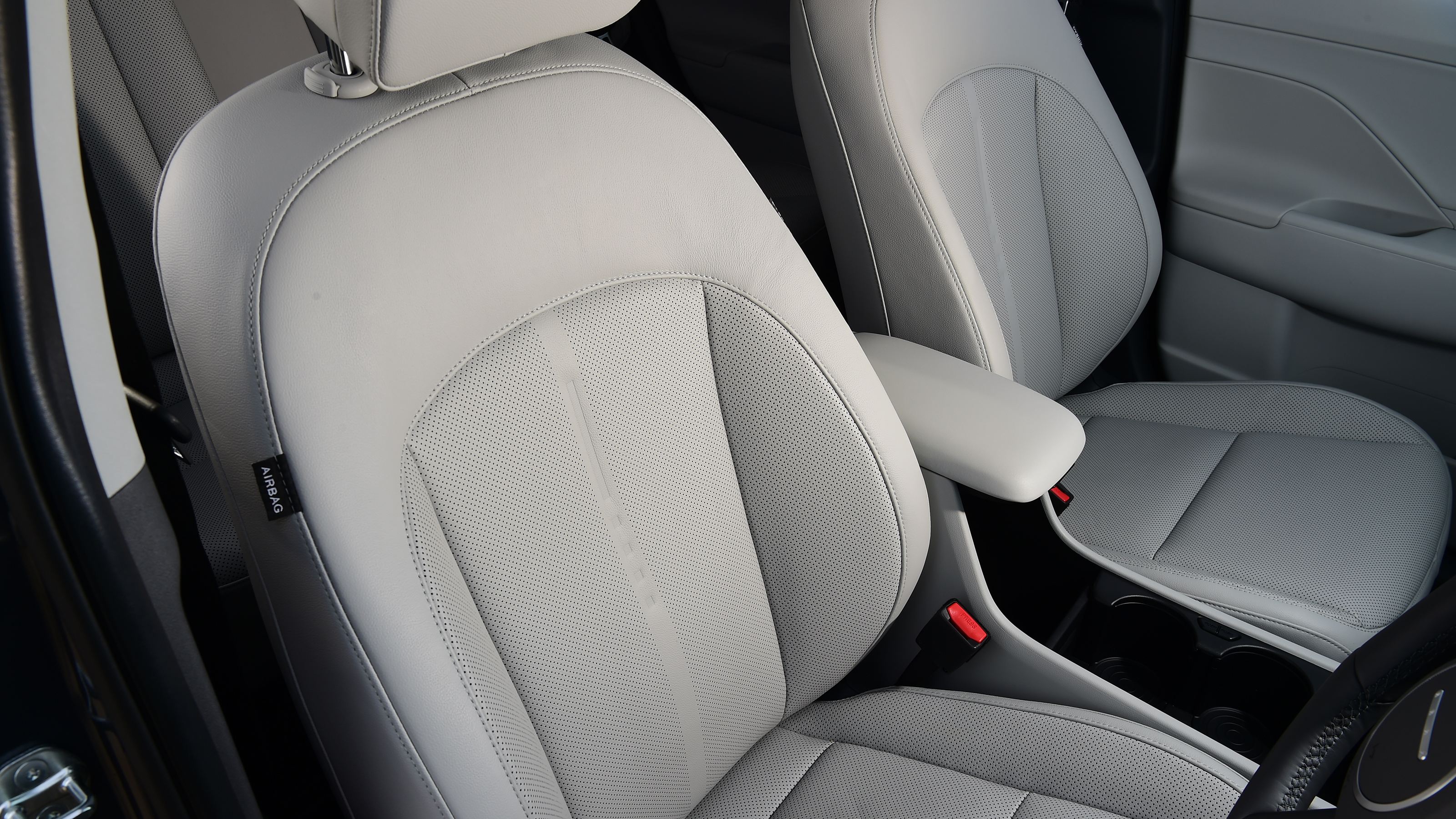 Honda e:Ny1 vs Hyundai Kona Electric - Hyundai Kona Electric front seats 