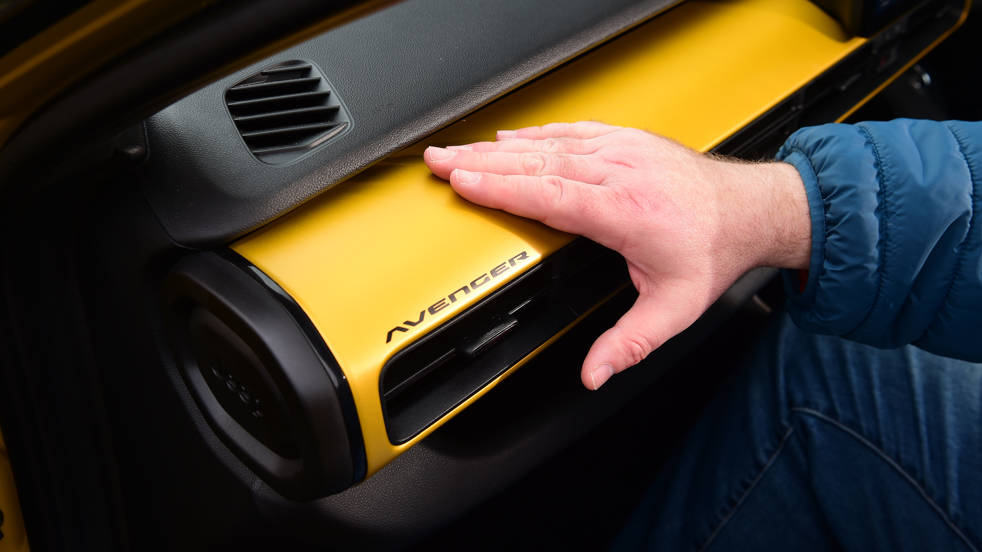 Jeep Avenger - dashboard rail