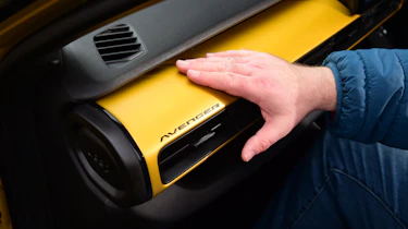 Jeep Avenger - dashboard rail