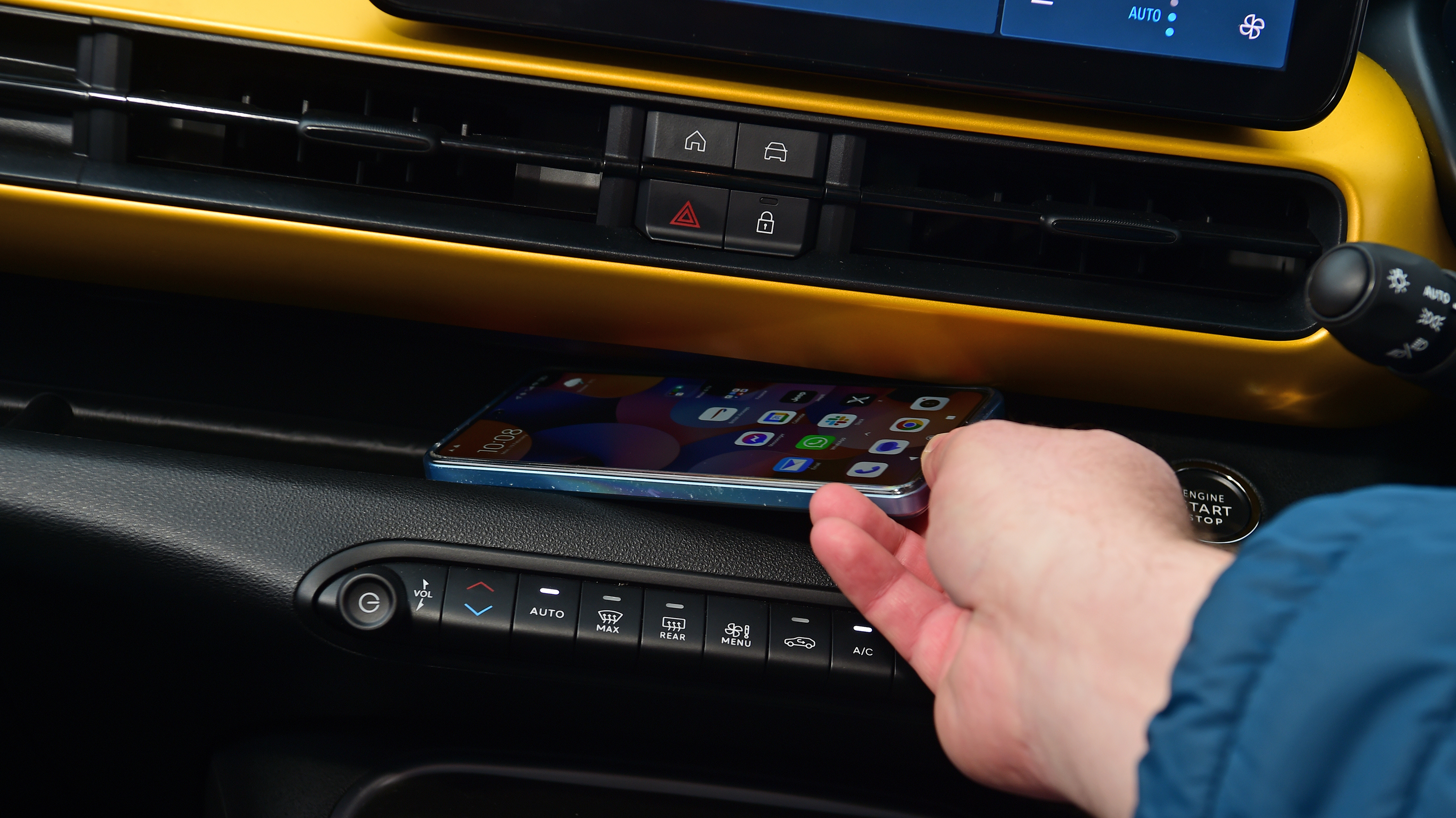 Jeep Avenger - wireless charging pad