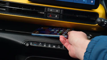 Jeep Avenger - wireless charging pad