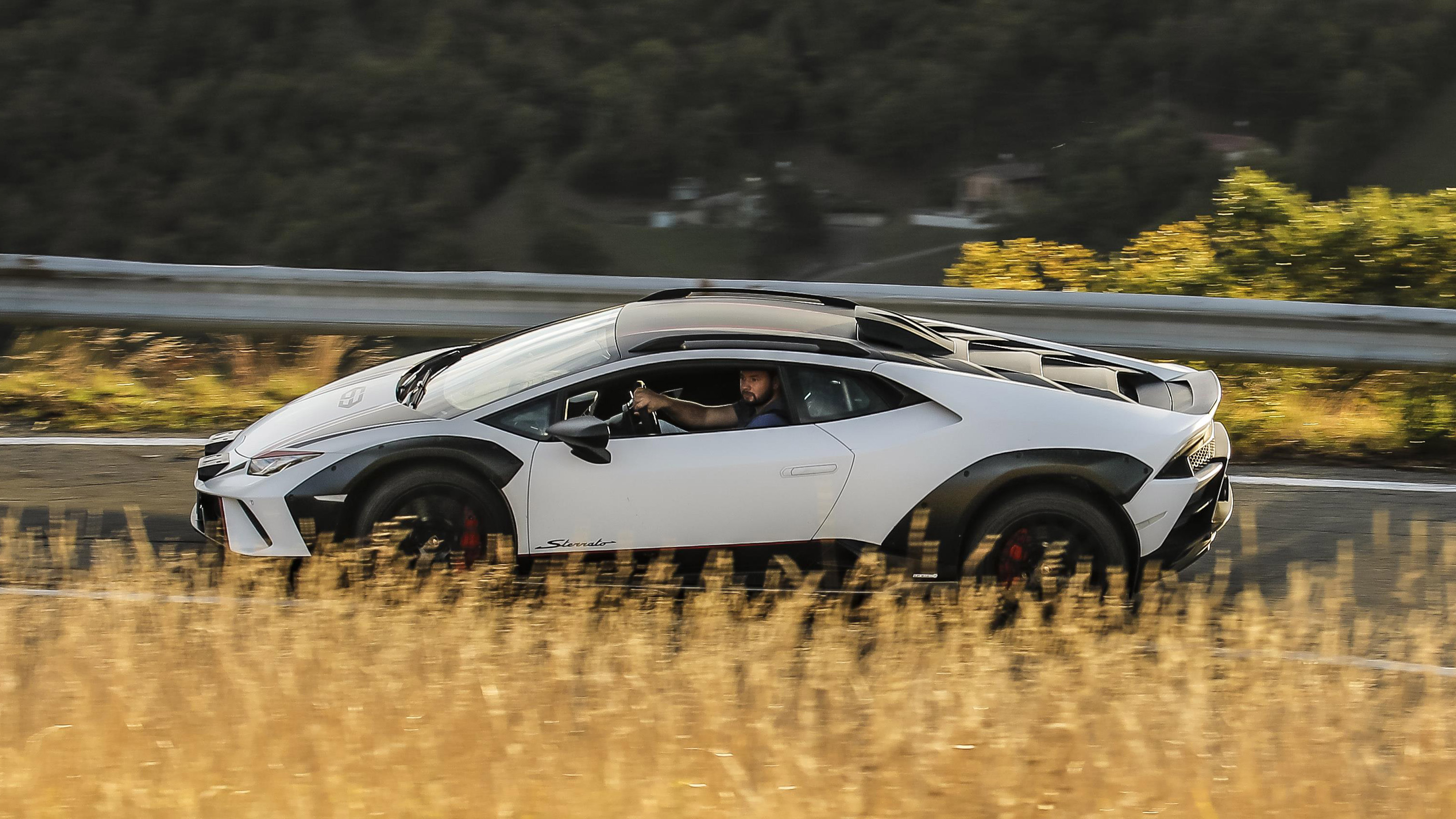 Lamborghini Huracan Sterrato - side