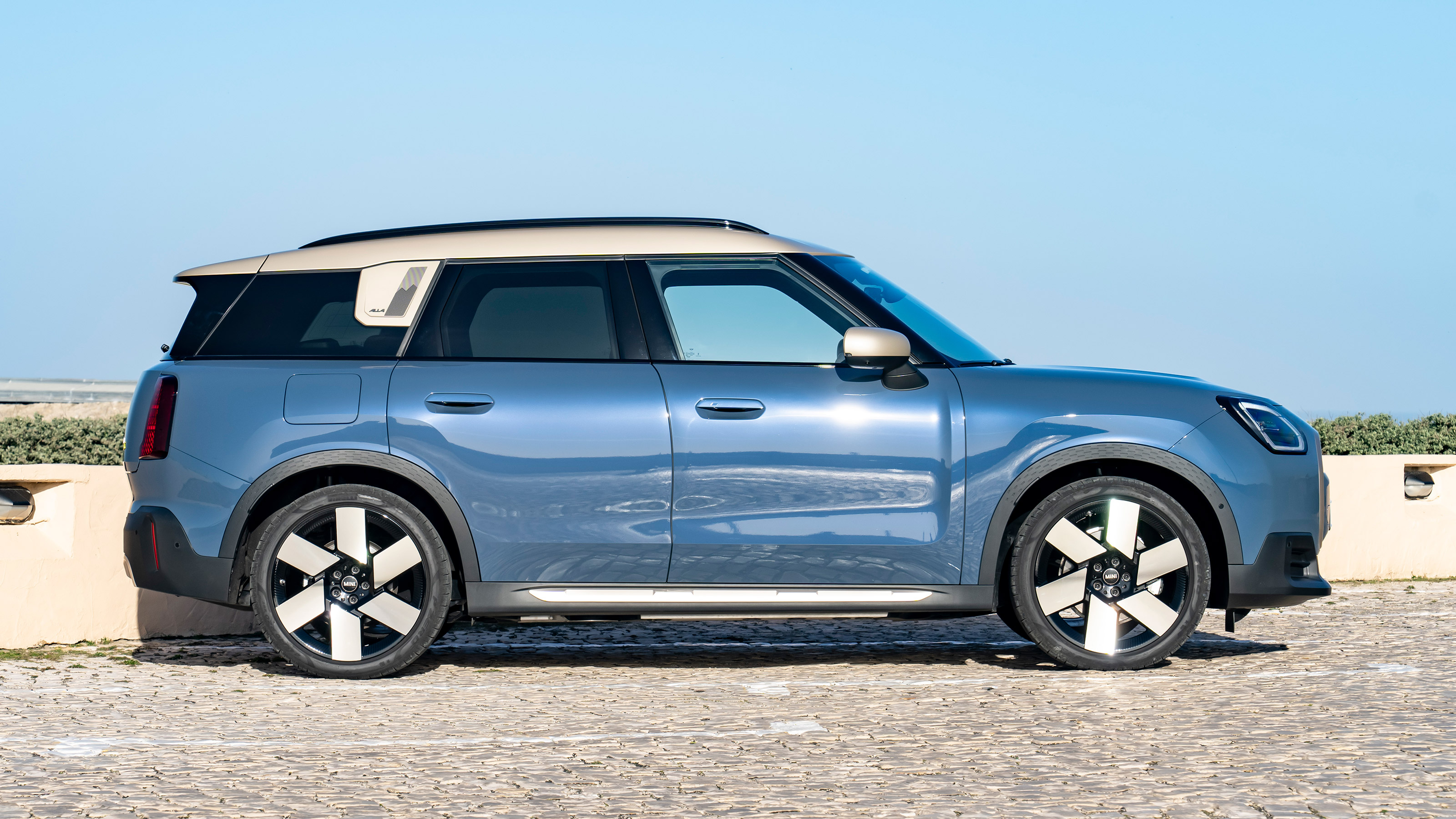 MINI Countryman SE - side