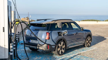 MINI Countryman SE - charging