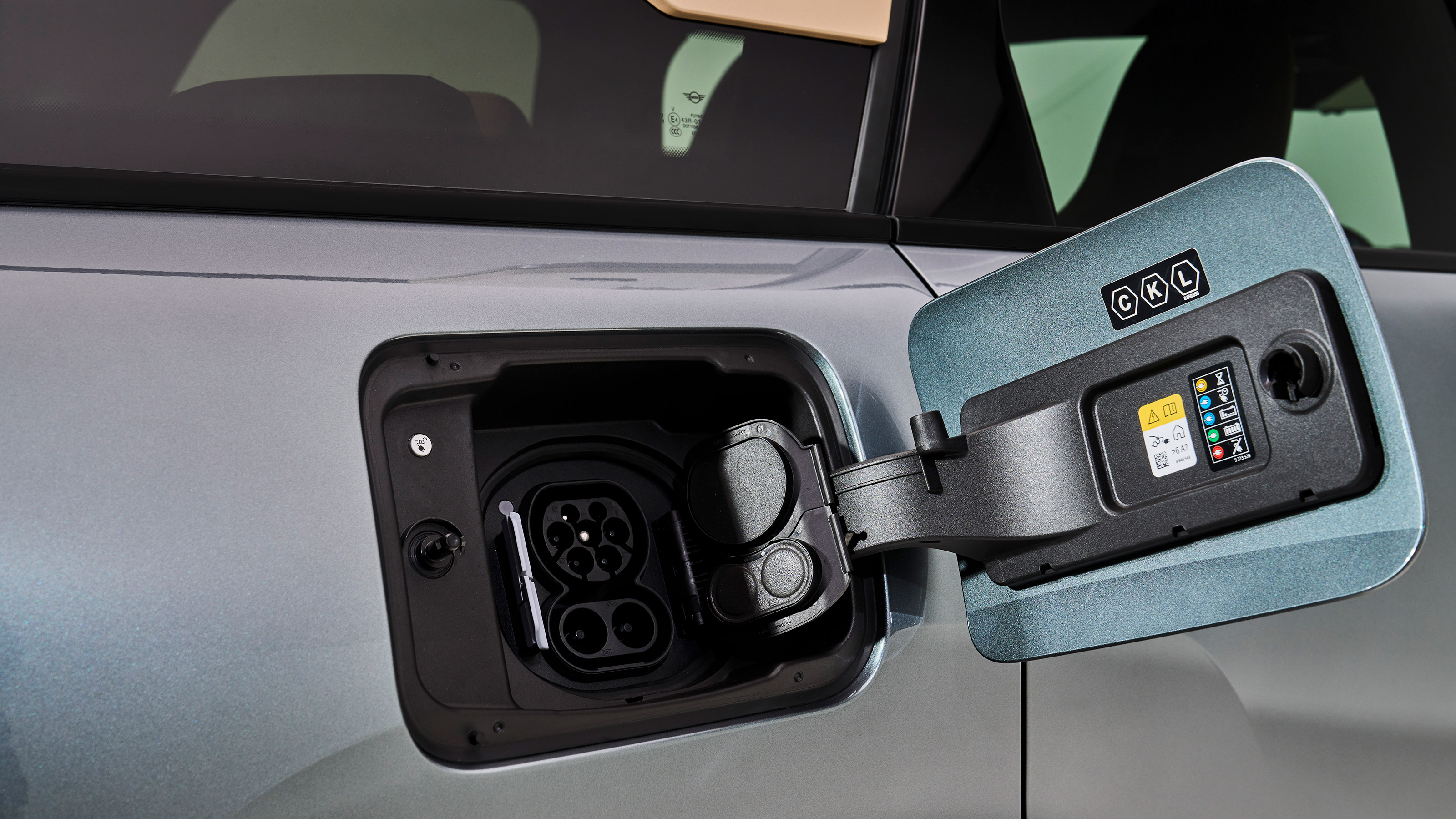 MINI Countryman SE - charging port