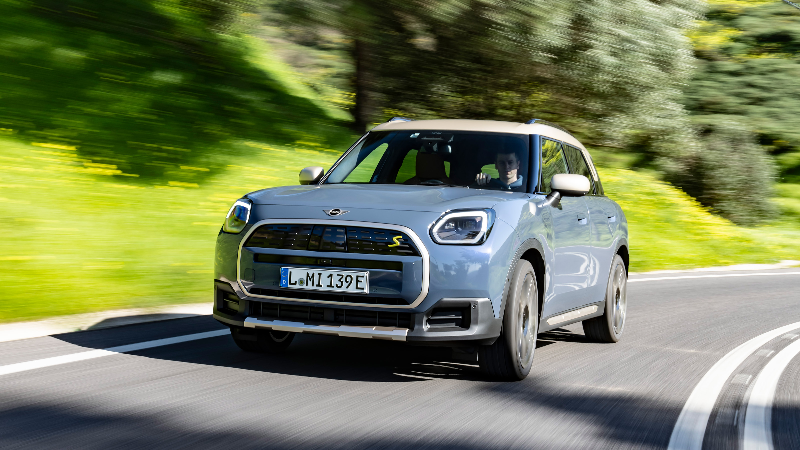 MINI Countryman SE - front cornering