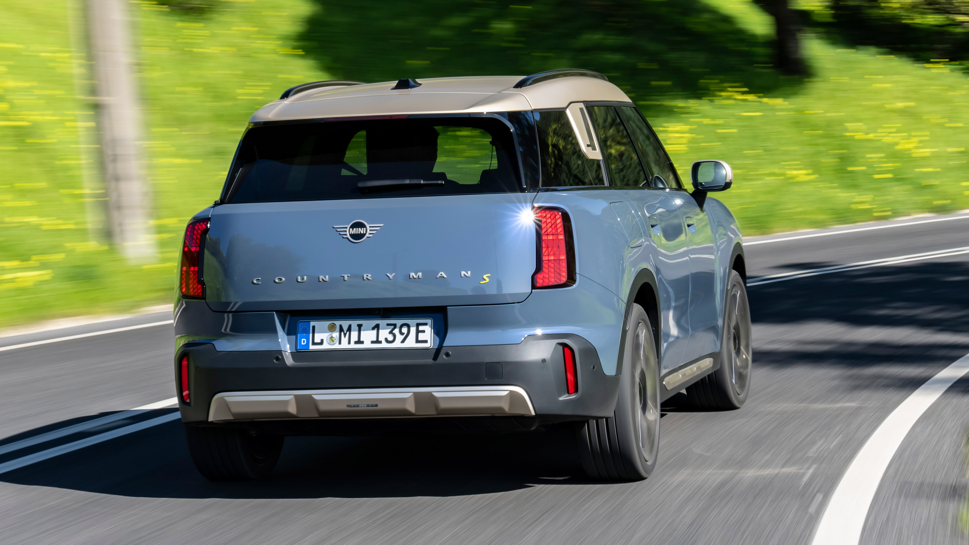 MINI Countryman SE - rear cornering