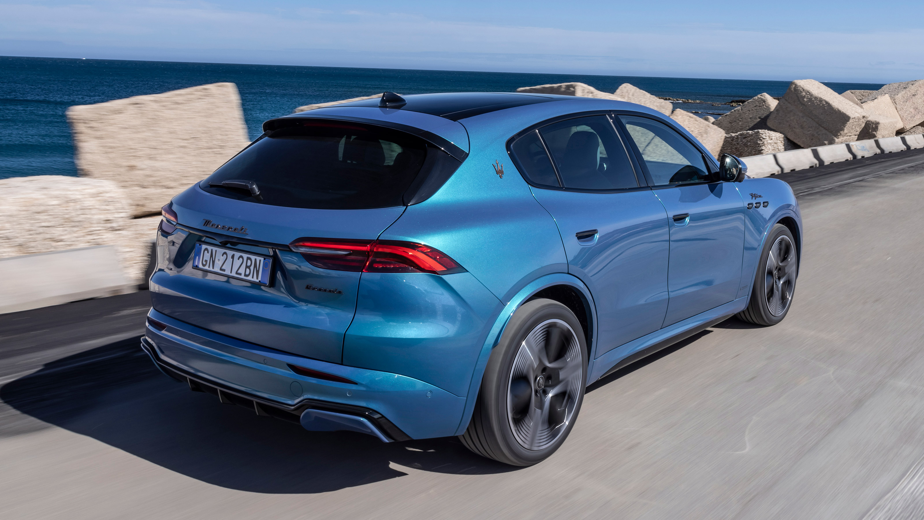 Maserati Grecale Folgore - rear tracking