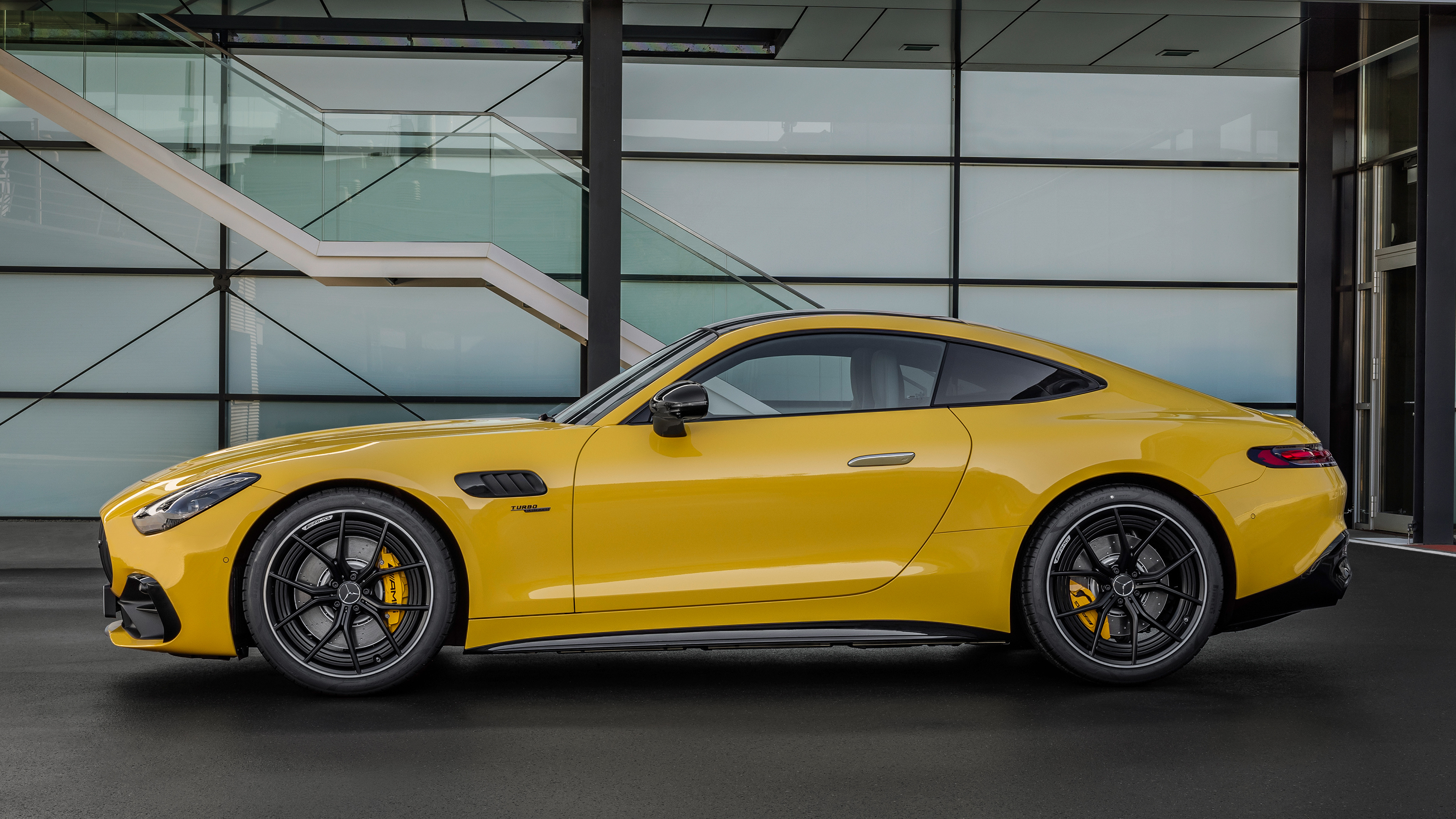 Mercedes-AMG GT 43 - side 