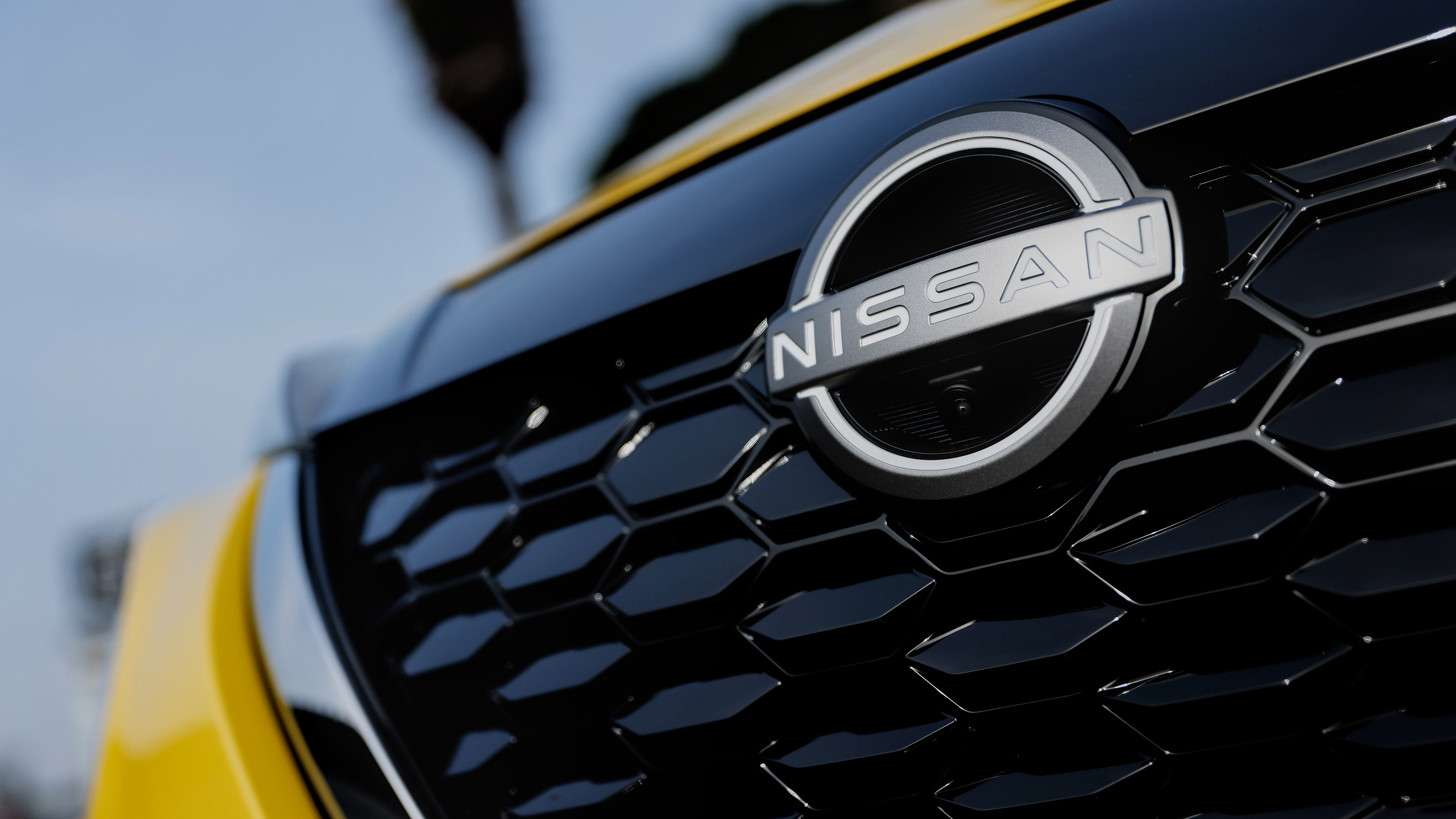 Nissan Juke - front badge