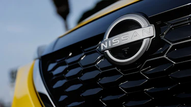 Nissan Juke - front badge