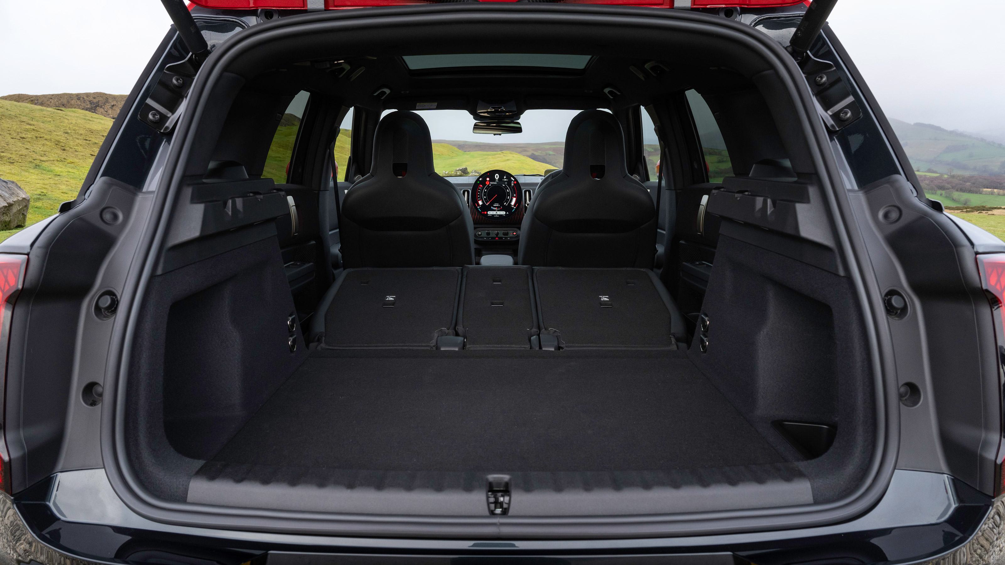 MINI Countryman JCW UK - boot seats down