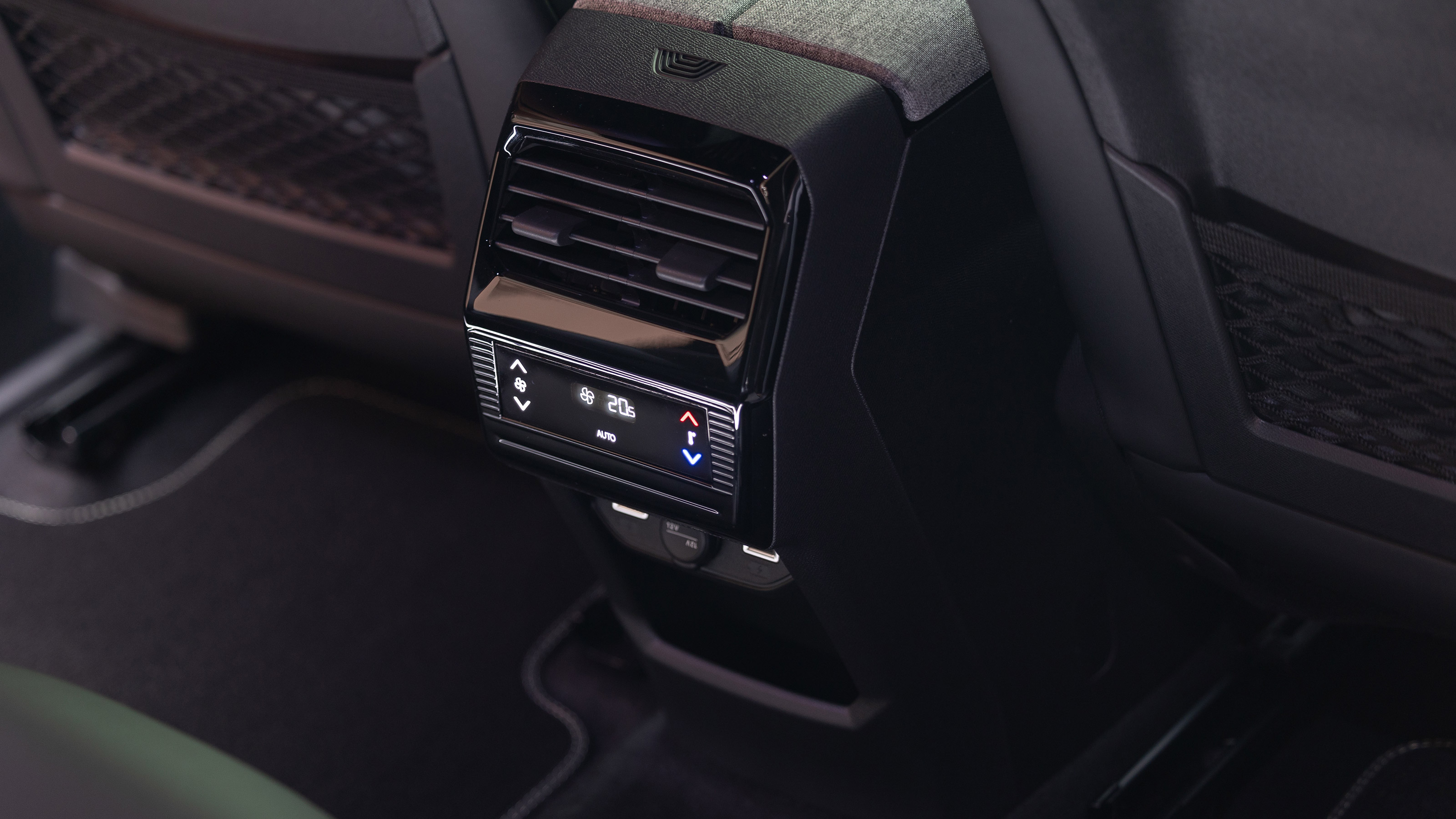 Peugeot E-5008 - rear controls