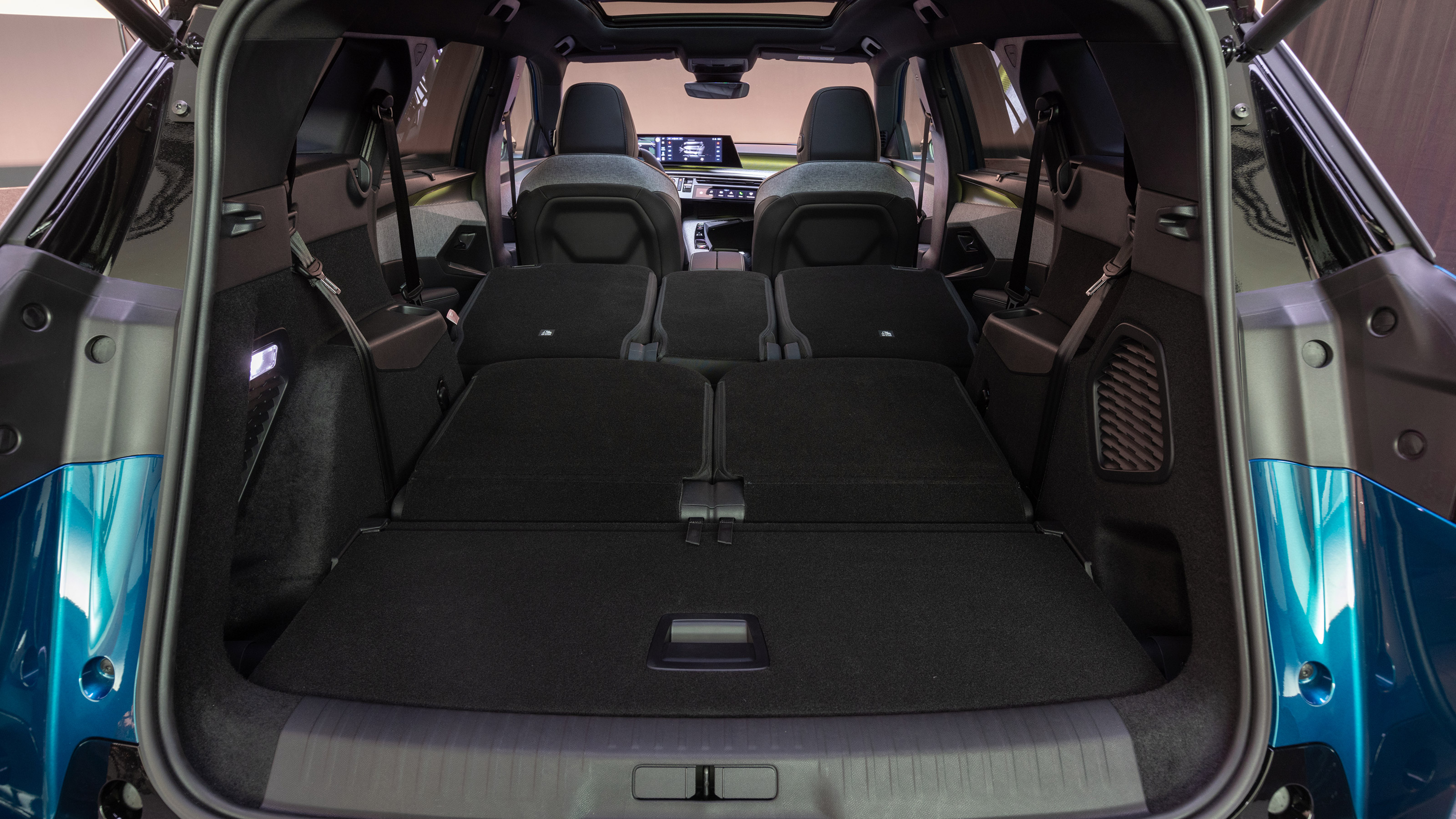 Peugeot E-5008 - boot seats down