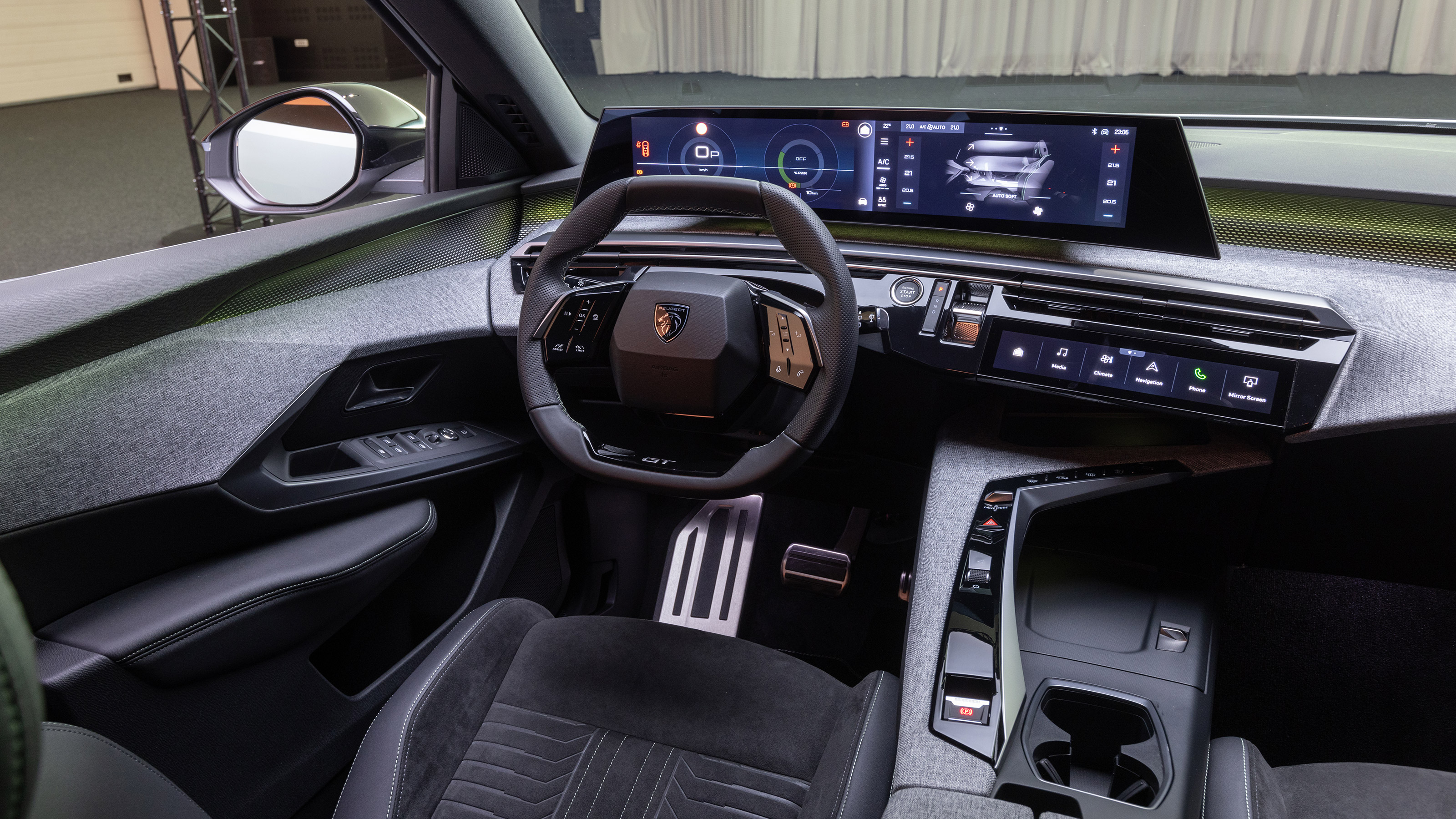 Peugeot E-5008 - dash