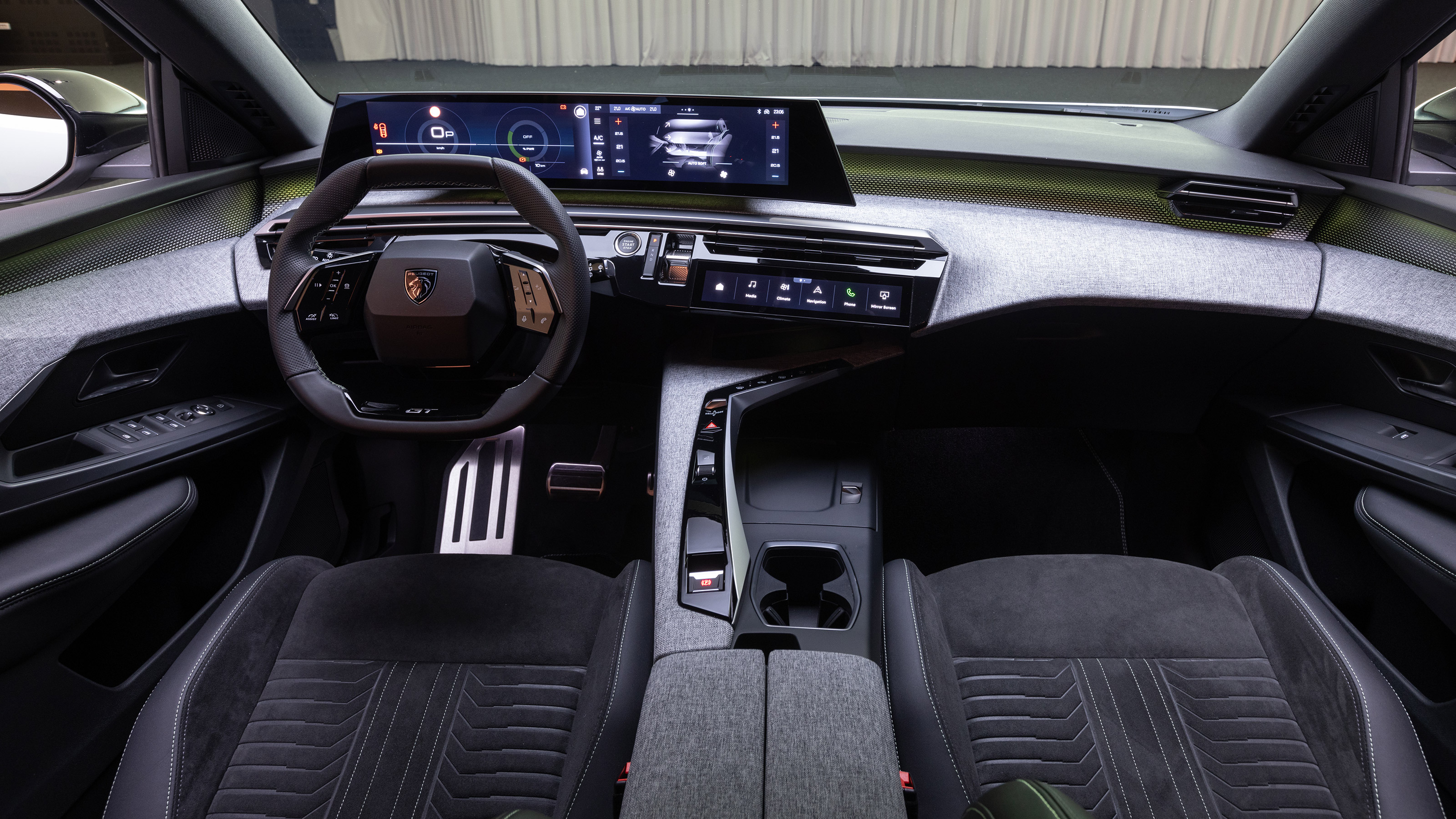 Peugeot E-5008 - interior