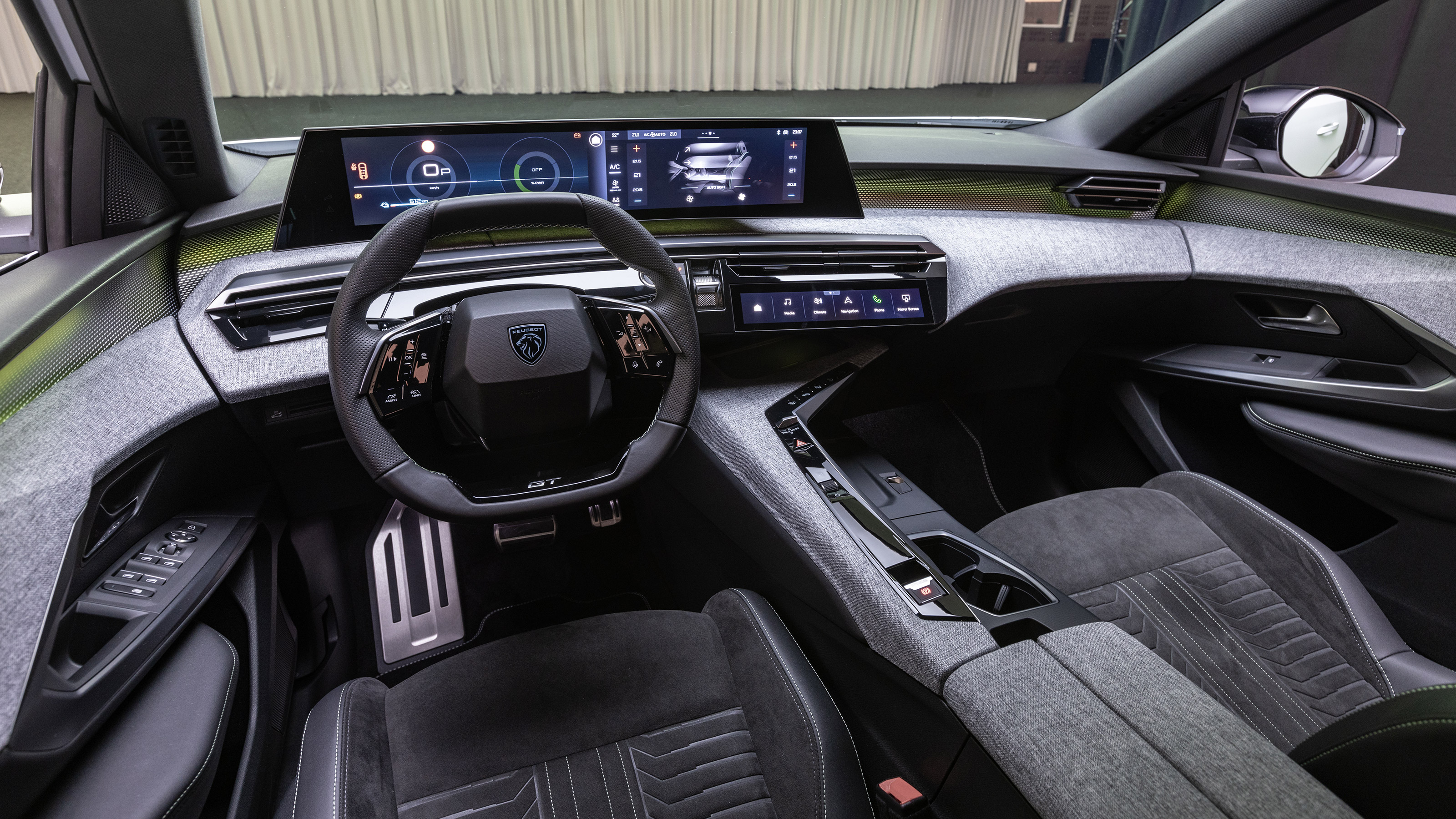 Peugeot E-5008 - cabin