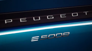 Peugeot E-5008 - rear badge