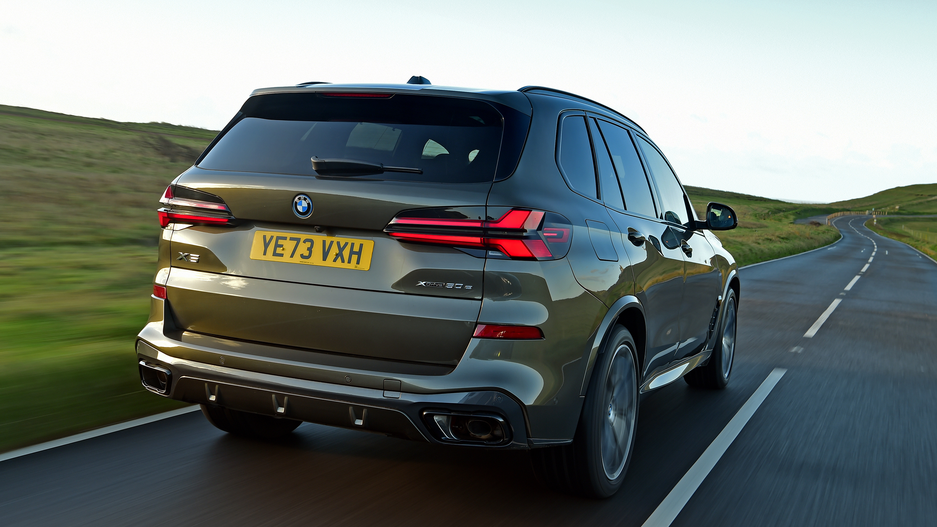 Porsche Cayenne vs BMW X5 - BMW X5 rear tracking 