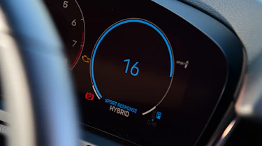 Porsche Cayenne vs BMW X5 - Porsche Cayenne digital instrument cluster